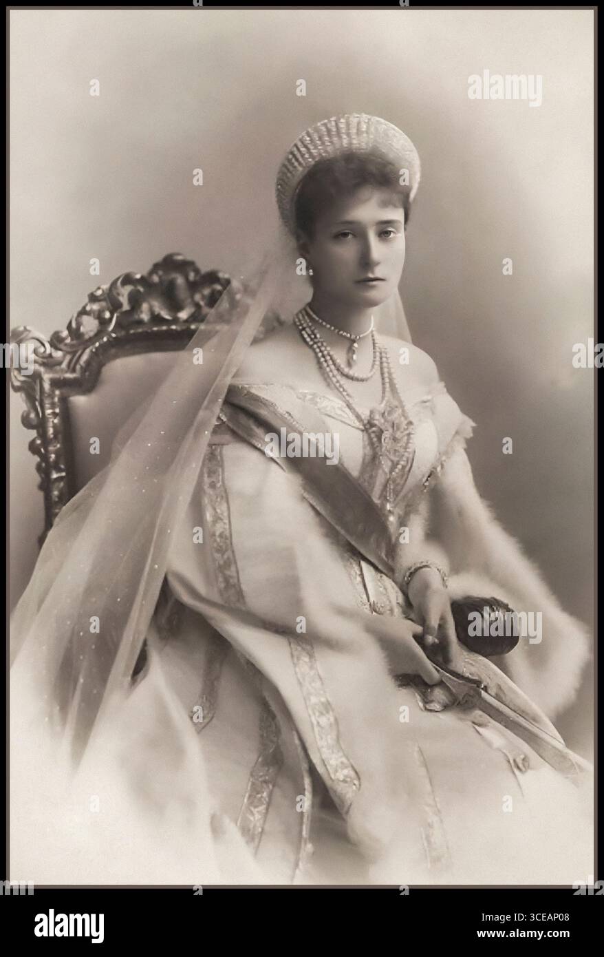Kaiserin Alexandra Feodorowna von Russland (Alix von Hessen), Gemahlin von Kaiser Nikolaus II., 1899 abgebildet. Als Prinzessin Alix von Hessen und am Rhein geboren, heiratete sie 1894 Nikolaus II. Und wurde die letzte Kaiserin des Russischen Reiches. Bekannt für ihre tiefe Hingabe an ihre Familie und ihre einflussreiche Rolle im Hofleben fiel Alexandras Herrschaft mit bedeutenden politischen und sozialen Umbrüchen in Russland zusammen. Dieses Porträt spiegelt die Eleganz und den formalen Stil der kaiserlichen russischen fotografischen Porträts des späten 19. Jahrhunderts wider.“ Stockfoto