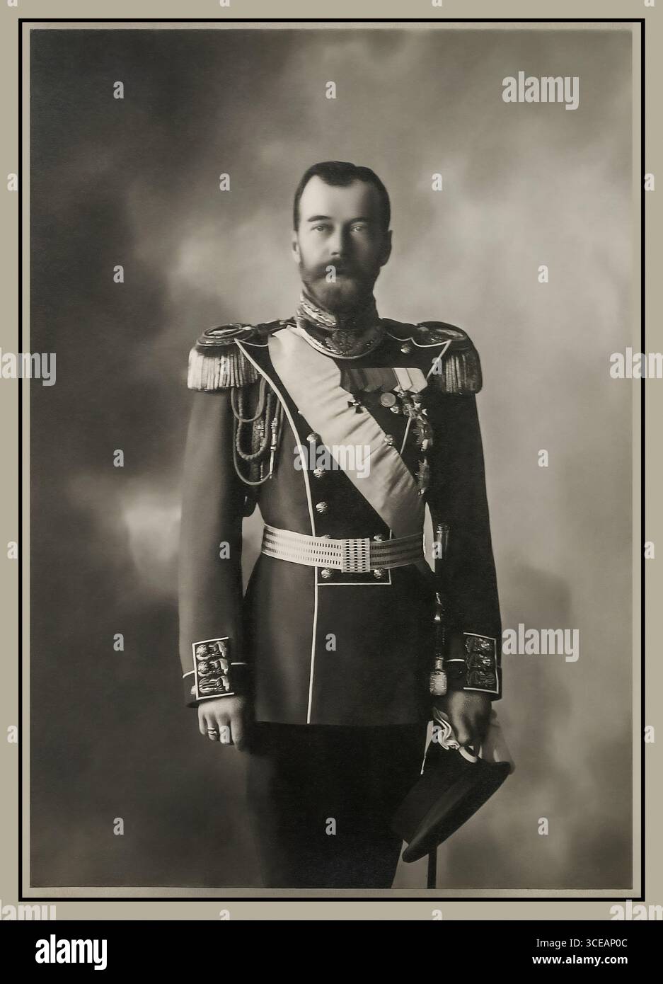 ROMANOV Nikolaus II., Kaiser von Russland, Porträt in der Uniform des Preobraschenski Regiments, 1904, Kaiserliche Russische Garde, frühe russisch-japanische Kriegszeit, formelle Militärkleidung, Romanov-Dynastie, Eliteregiment, historische Fotografie.“ Spiegelt sowohl die dynastische Tradition als auch die symbolische Verbindung zwischen der Romanov-Monarchie und der Kaiserlichen Garde wider.“ Stockfoto