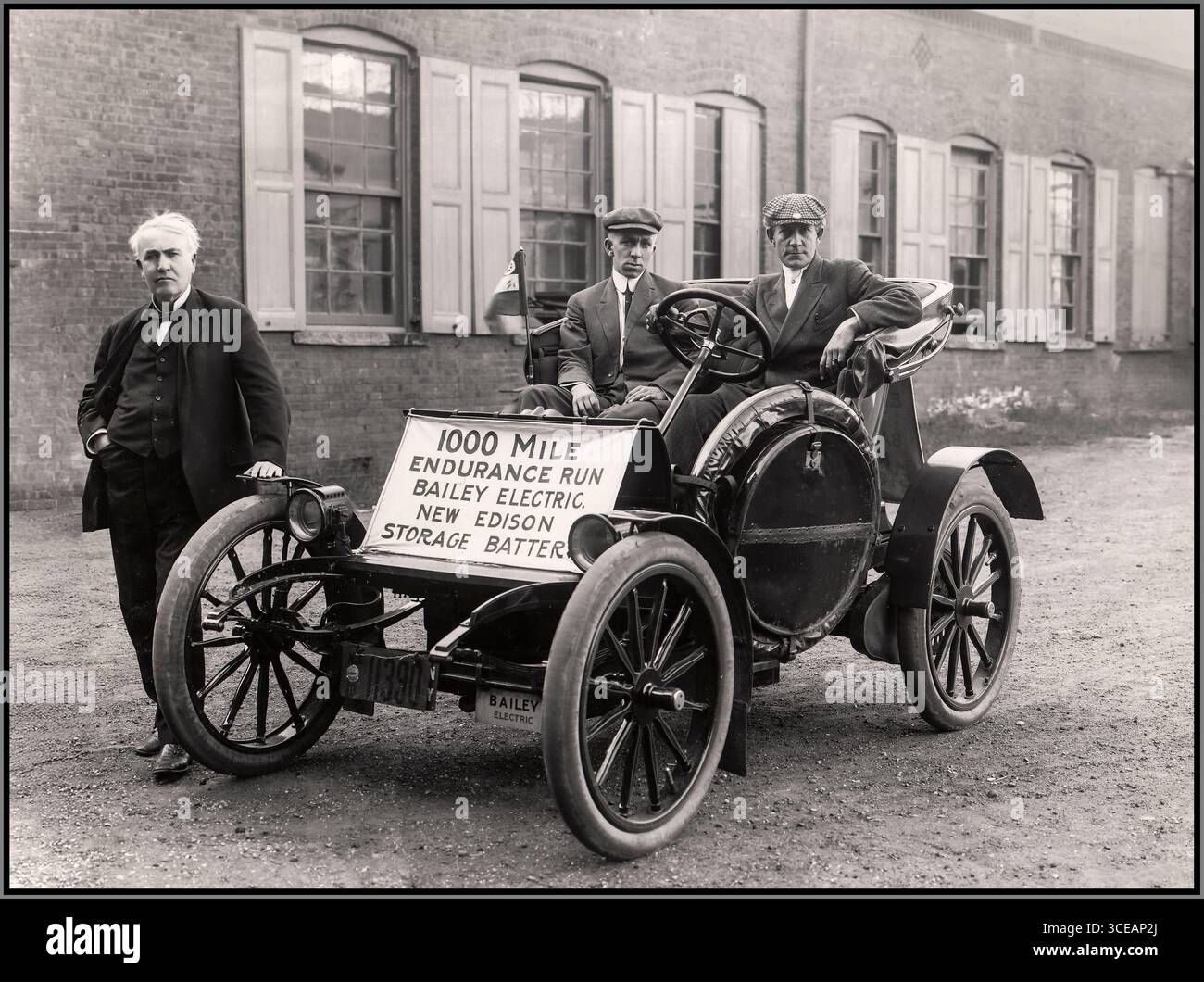 OLDTIMER-ELEKTROAUTO Thomas Edison und Captain W. Langdon, Bailey Co. Testfahrer und Frank McGuiness, Edison Co. Ingenieur. 1000 Mile Endurance Run Bailey Electric New Edison Storage Battery. 1910 West Orange, New Jersey; Thomas Edison National Historical Park, Essex County, New Jersey; USA Stockfoto