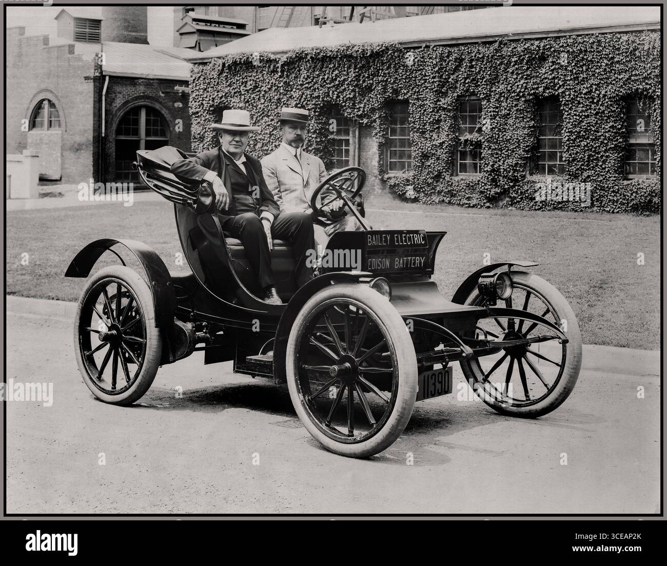 Thomas Edison und Colonel E.M.E. Bailey in Bailey Electric Automobile, angetrieben von Edison Storage Batteries. Um 1910. Colonel Elwell M. E. Bailey war Gründer und Präsident der Bailey Electric Motor Car Company. Er arbeitete mit Edison zusammen, um Bailey Autos mit Edison Speicherbatterien auszustatten, was dem Unternehmen Prestige und einen Marketingvorteil verschaffte. Bailey förderte die Fahrzeuge als saubere, leise und moderne Alternativen zu Verbrennungsfahrzeugen. Die Bailey Electric-Modelle hatten eine Reichweite von 80 bis 100 Meilen pro Ladung und konnten Geschwindigkeiten von etwa 20 bis 25 mph erreichen. Stockfoto