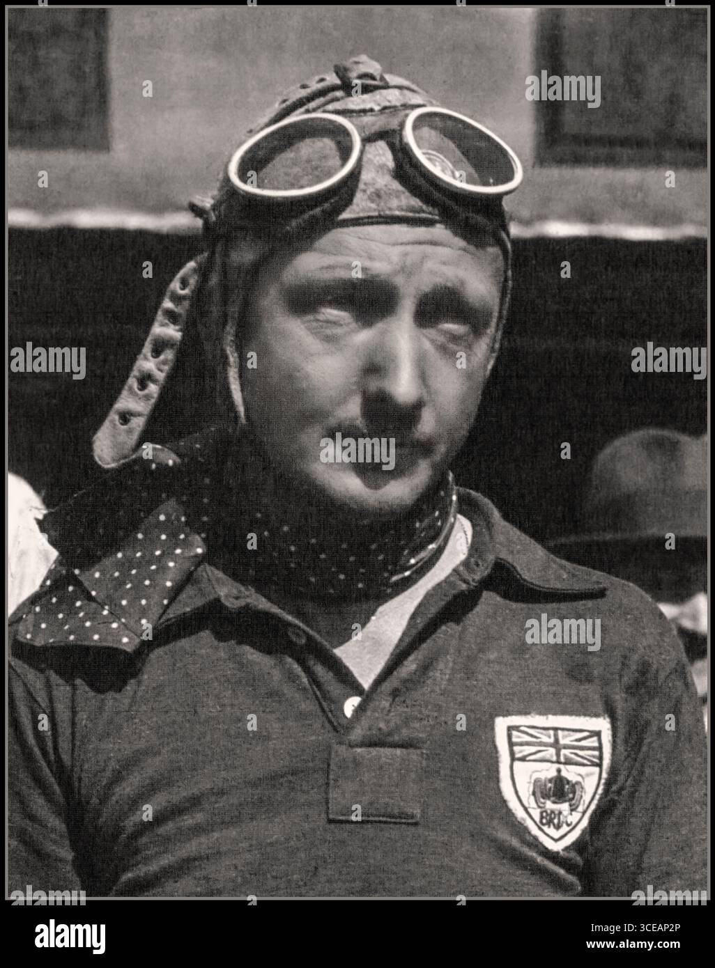TIM BIRKIN 1931 gewann er Le Mans mit Earl Howe in einem Alfa Romeo und erhielt sogar ein Telegramm von Mussolini, in dem er ihm zu seinem „Sieg für Italien“ gratulierte. Sir Henry Ralph Stanley Birkin, 3. Baronet (26. Juli 1896 – 22. Juni 1933), bekannt als Tim Birkin, war ein britischer Rennfahrer, einer der „Bentley Boys“ der 1920er Jahre, bevor Bentley sich aus dem Rennen zurückzog. Stockfoto