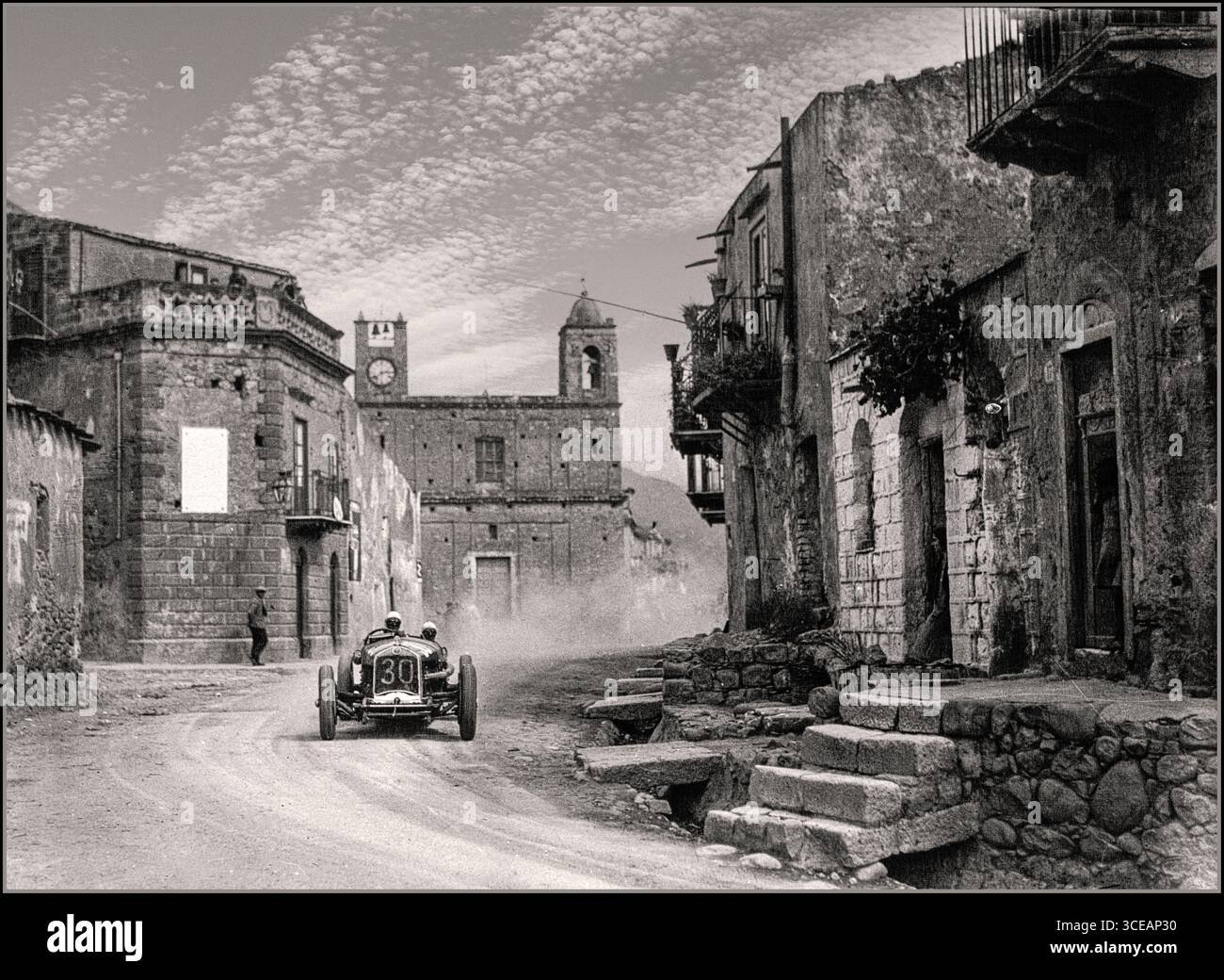 ACHILLE VARZI Sieger der Targa Florio 1930, Achille Varzi, fuhr den Alfa Romeo P2. Varzi absolvierte die 540 km in 7 Stunden, 20 Minuten, 41,4 Sekunden und erreichte durchschnittlich 73 km/h (45 mph) auf gefährlichen Bergstraßen. Es war einer der größten Triumphe Varzis und zeigte sowohl seine coole Präzision als auch die Dominanz von Alfa Romeo. Achille Varzi in seinem Alfa Romeo Nummer 30 bei der Targa Florio 1930. Datum 4. Mai 1930 Sizilien Italien Stockfoto