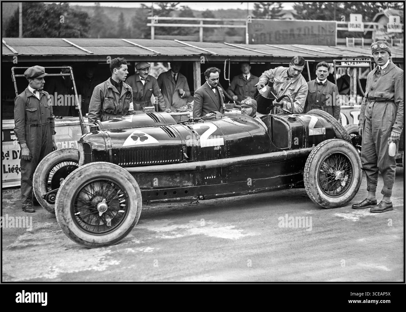 Antonio Ascari mit seinem Alfa Romeo beim belgischen GP 1925 in Spa-Francorchamps Road Course. Es war der erste Grand prix, der in Spa ausgetragen wurde, und der erste belgische GP und Antonio Ascari gewann das Rennen. Antonio Ascaris Sieg war ein bedeutender Meilenstein in seiner Karriere und Alfa Romeos früherer Dominanz im Grand-Prix-Rennen. Spa, 28.6.25, Grand prix d'Europe [Course Automobile], Ascari sur Alfa Roméo Stockfoto