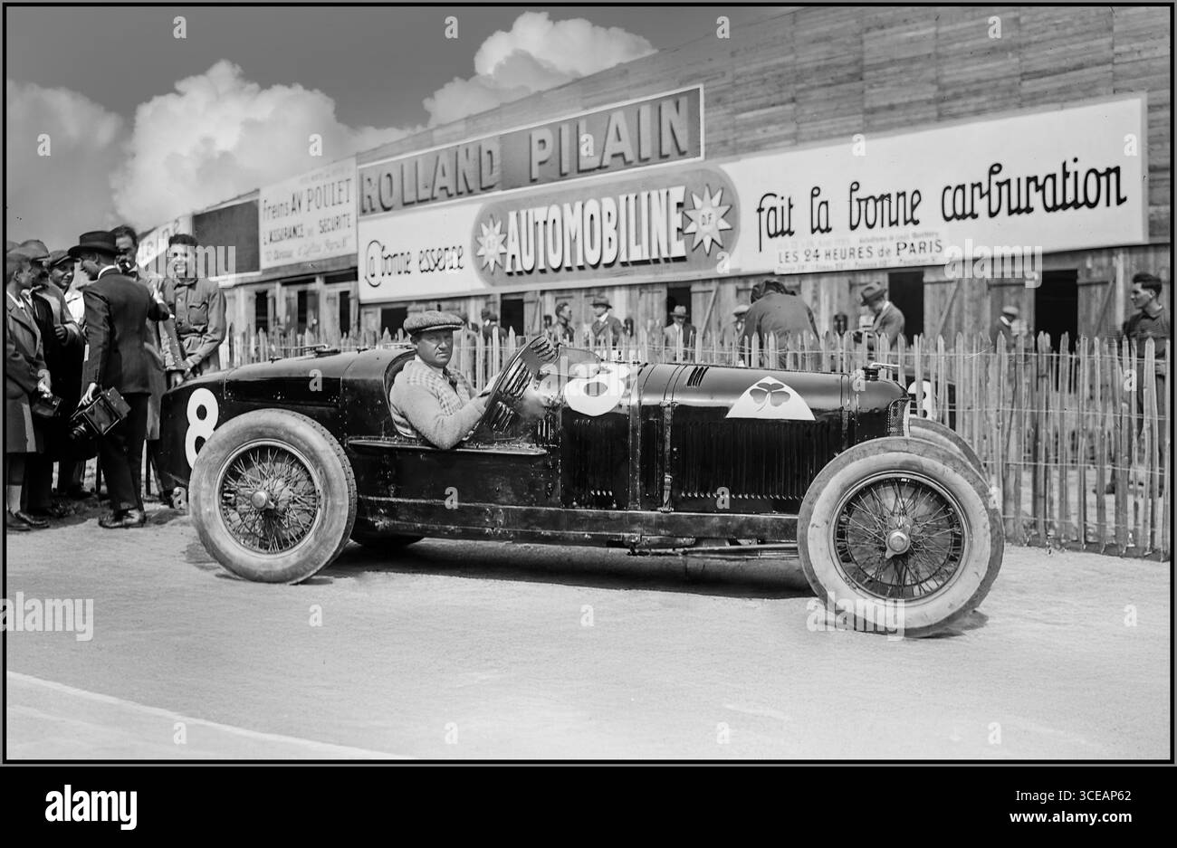 ASCARI ALFA ROMEO 1925 Grand Prix de l’ACF (französischer Grand Prix) in Montlhéry mit Antonio Ascari in Alfa Romeo P2 Antonio Ascari, einer der brillantesten und furchtlosesten Fahrer der Epoche, war der führende Teilnehmer in diesem Rennen. Leider stürzte Antonio Ascari während des Grand Prix am 25. Juli 1925 tödlich ab, als er das Rennen führte. Sein Tod schockierte die Rennwelt – er hatte gerade den ersten Grand Prix von Belgien in Spa (Juni 1925) gewonnen und war auf dem Höhepunkt seiner Karriere. Stockfoto