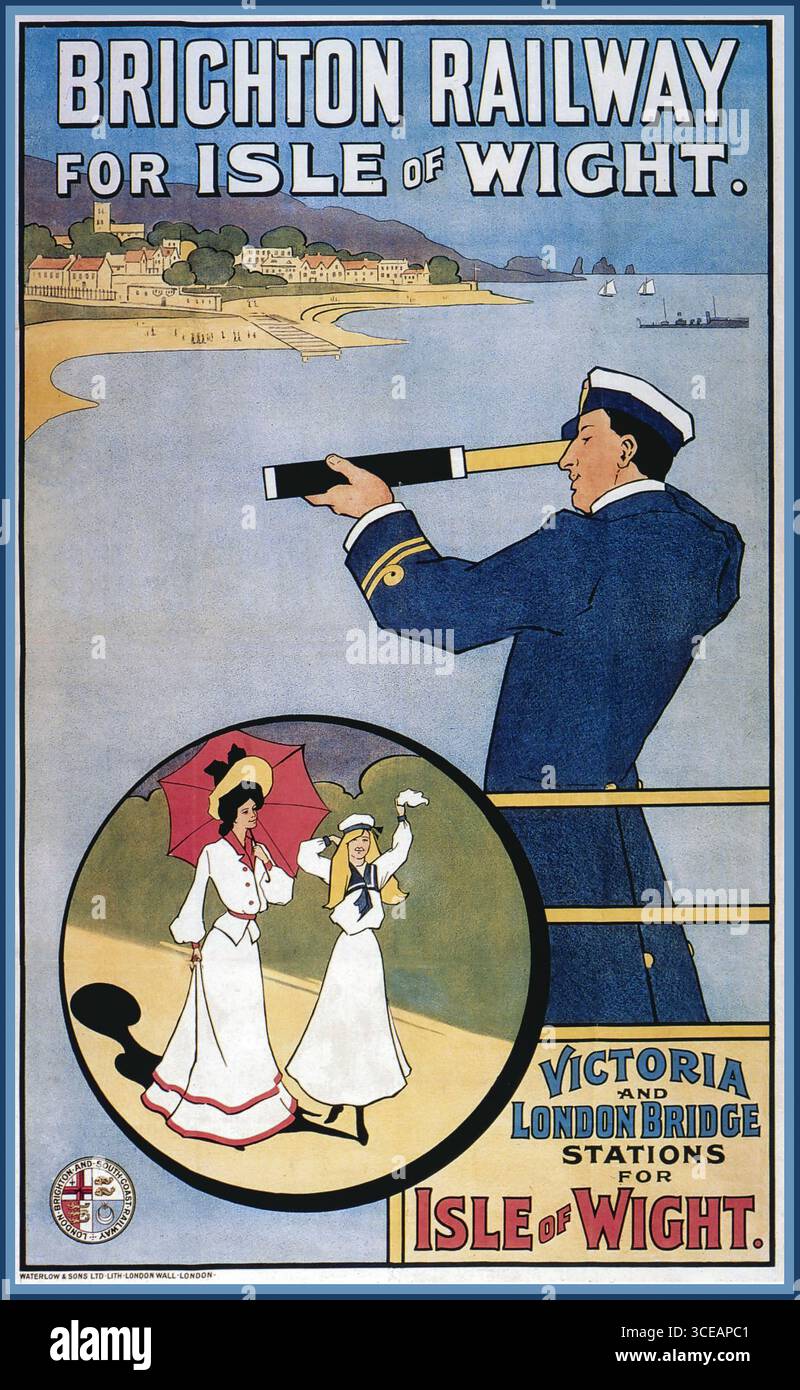 Vintage-Bahnreiseplakat aus den 1900er Jahren, auf dem die Brighton Railway auf der Isle of Wight stand. Das Poster, das um 1910 von Waterlow and Sons Limited gedruckt wurde, zeigt einen Seemann mit Teleskop und zwei modisch gekleidete Frauen, die Reisende zu einem Ausflug am Meer einladen. Es markiert die Verbindung von Victoria und London Bridge Stationen zur Isle of Wight. Das Poster dient als historische Werbung für die London, Brighton and South Coast Railway (LBSCR). Stockfoto