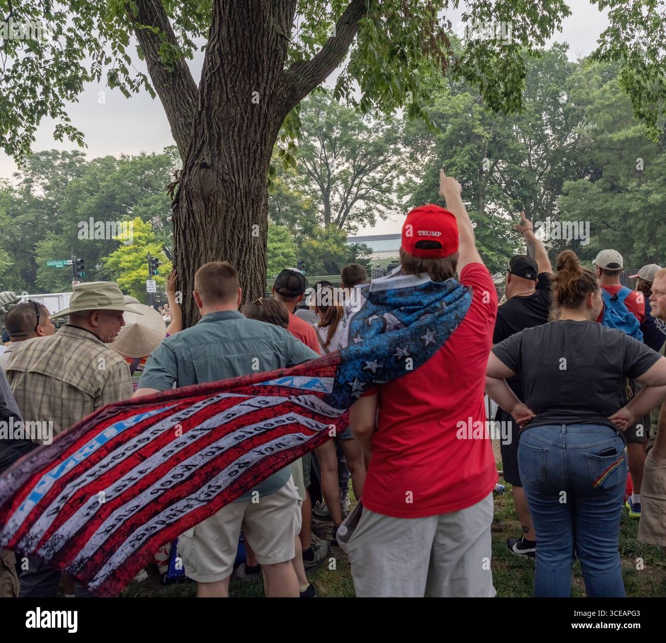 WASHINGTON, D.C. – 14. Juni 2025: Die Menschen sehen den 250. Jahrestag der US Army Grand Military Parade and Celebration. Stockfoto