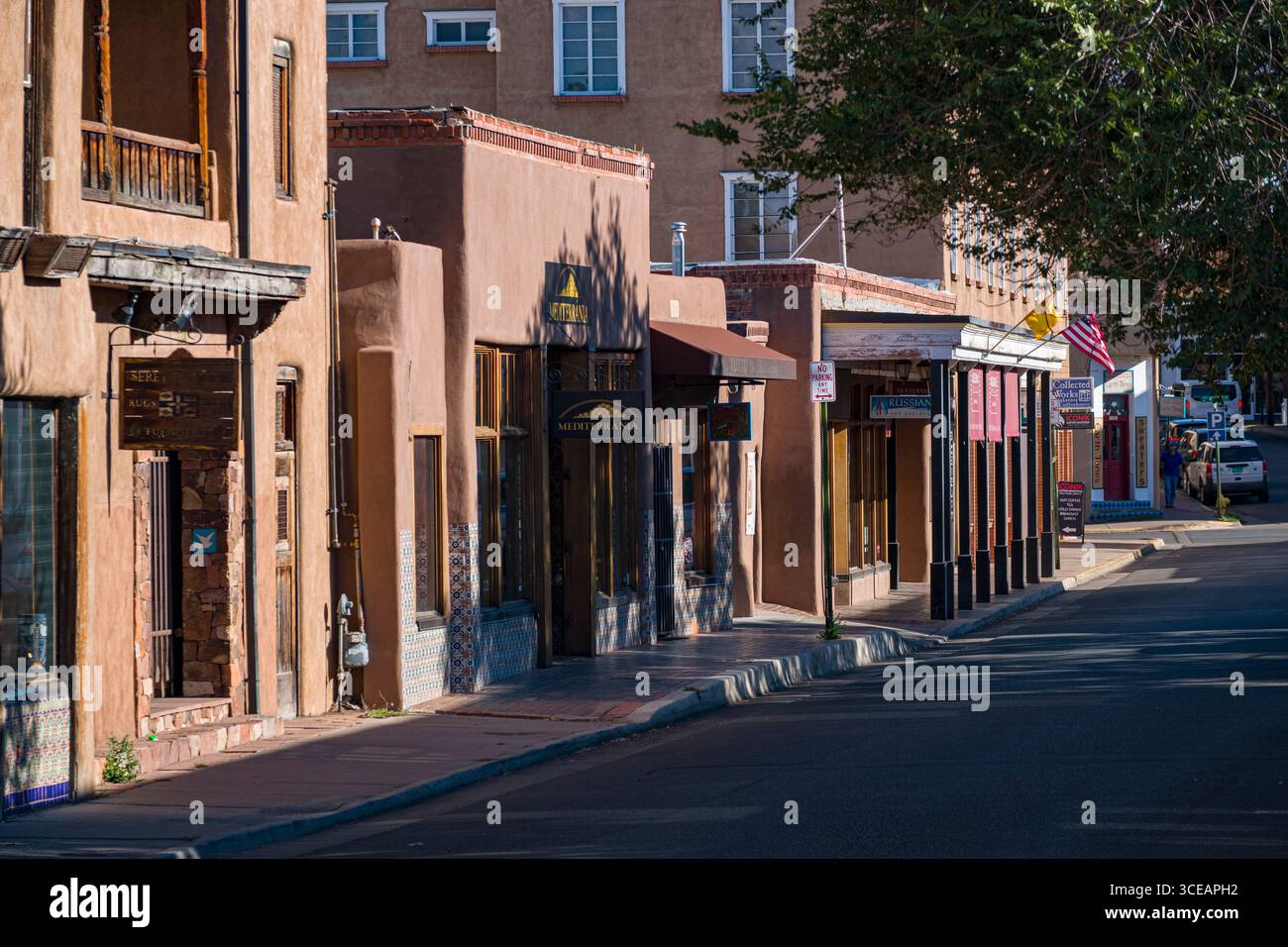 Am frühen Morgen Blick auf Adobe Gebäude entlang Aiguamurcia Street, Santa Fe, Santa Fe County, New Mexico, USA Stockfoto
