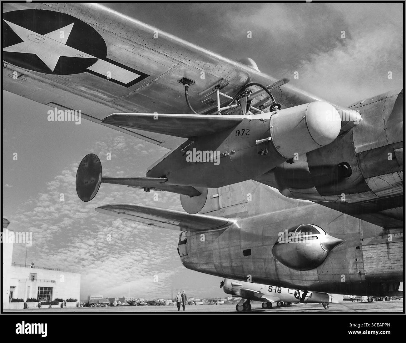 1940er-Jahre-Technologie „BAT“-Radar-gesteuerte Bombenentwicklung. 1943-45. Philadelphia Ordnance District. Entwicklung der BAT, einschließlich Elektronik- und Radar-Ausrüstung, Gehäuse und komplette geführte Bombe, die unter dem Flügel eines B-17 Bomberflugzeugs montiert ist. Der Beginn neuer Technologien in der Kriegsführung. Stockfoto