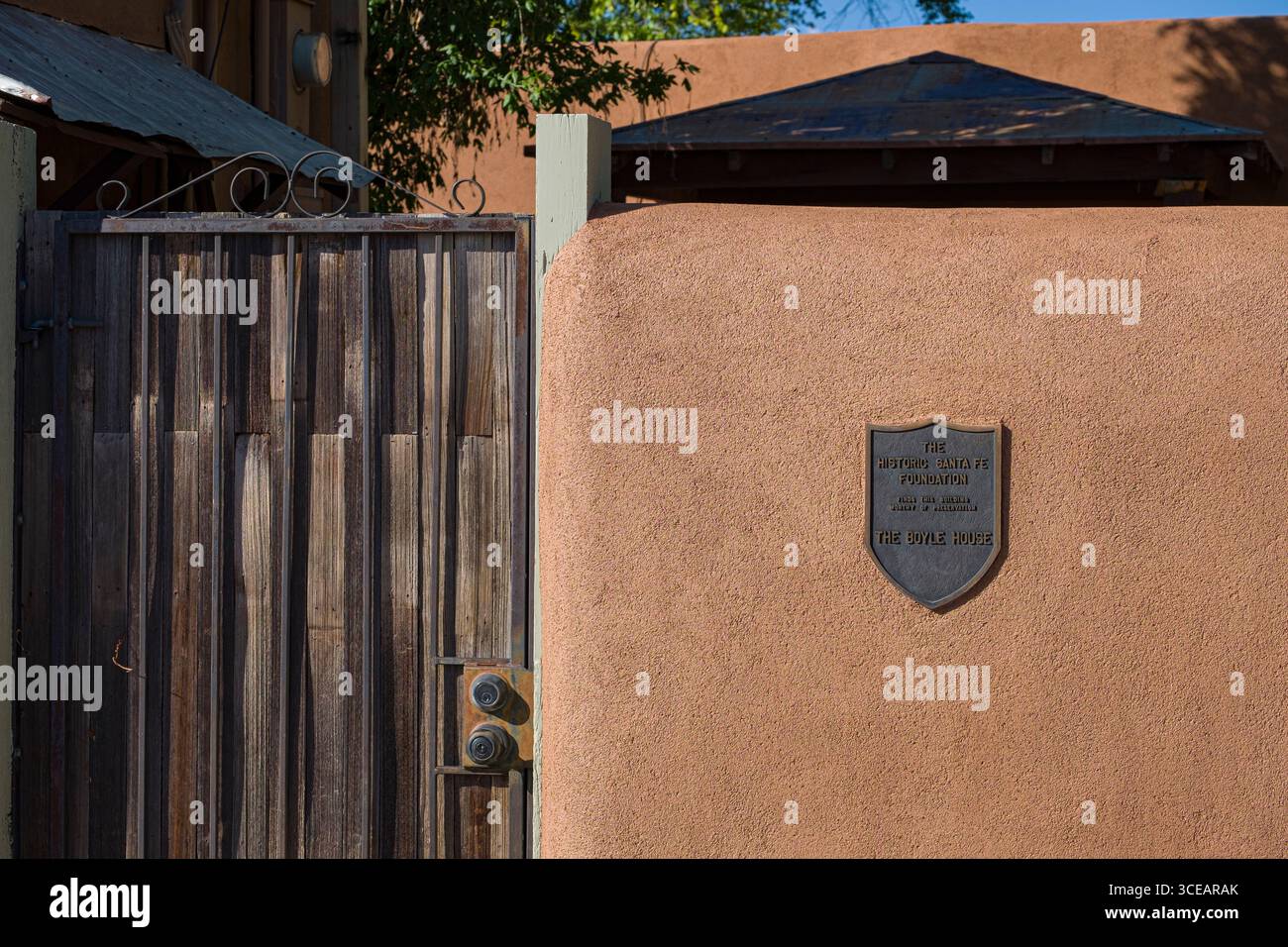 Historische Markierung auf Adobe Wand für den Boyle Haus, Santa Fe, Santa Fe County, New Mexico, USA Stockfoto