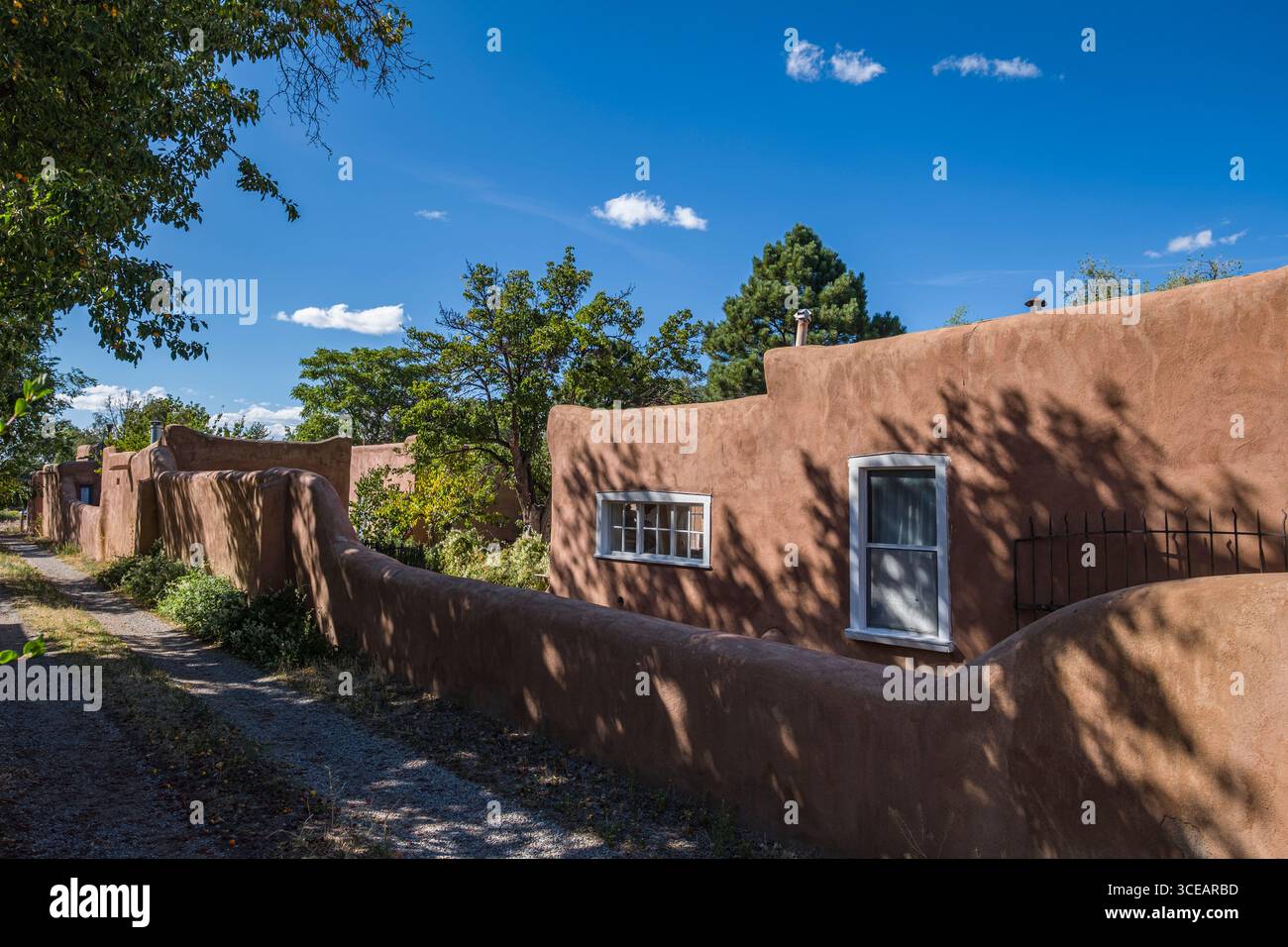 Classic Neue mexikanische Adobe Architektur in Santa Fe, Santa Fe County, New Mexico, USA Stockfoto