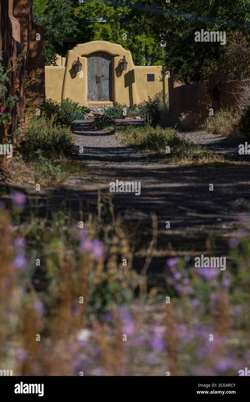 Verwittertes Holz Tür in Adobe Wall, Garcia Street, Santa Fe, Santa Fe County, New Mexico, USA Stockfoto