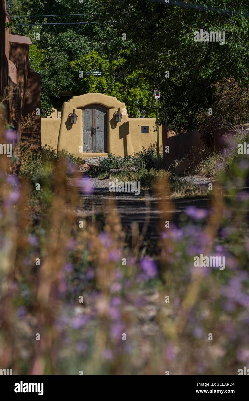 Verwittertes Holz Tür in Adobe Wall, Garcia Street, Santa Fe, Santa Fe County, New Mexico, USA Stockfoto