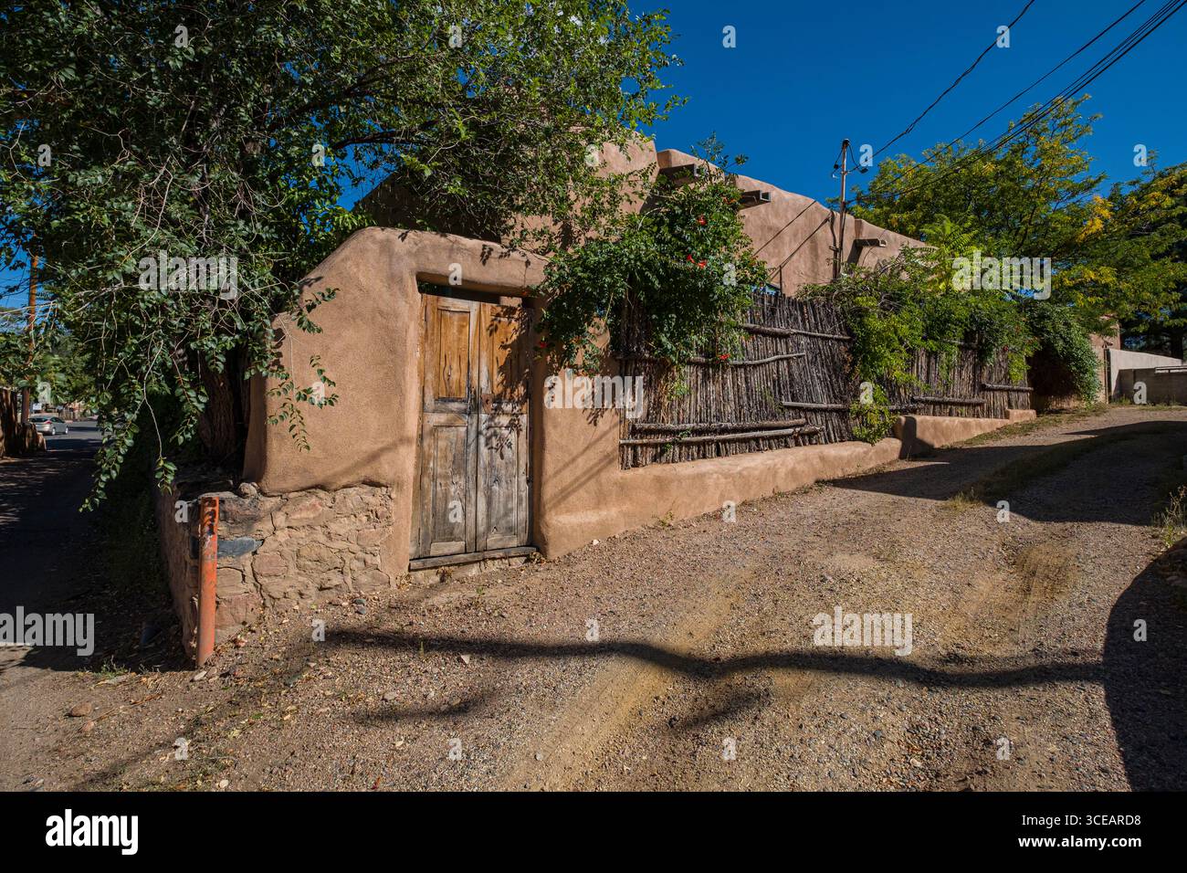 Verwittertes Holz Tür in Adobe Wall, Santa Fe, Santa Fe County, New Mexico, USA Stockfoto