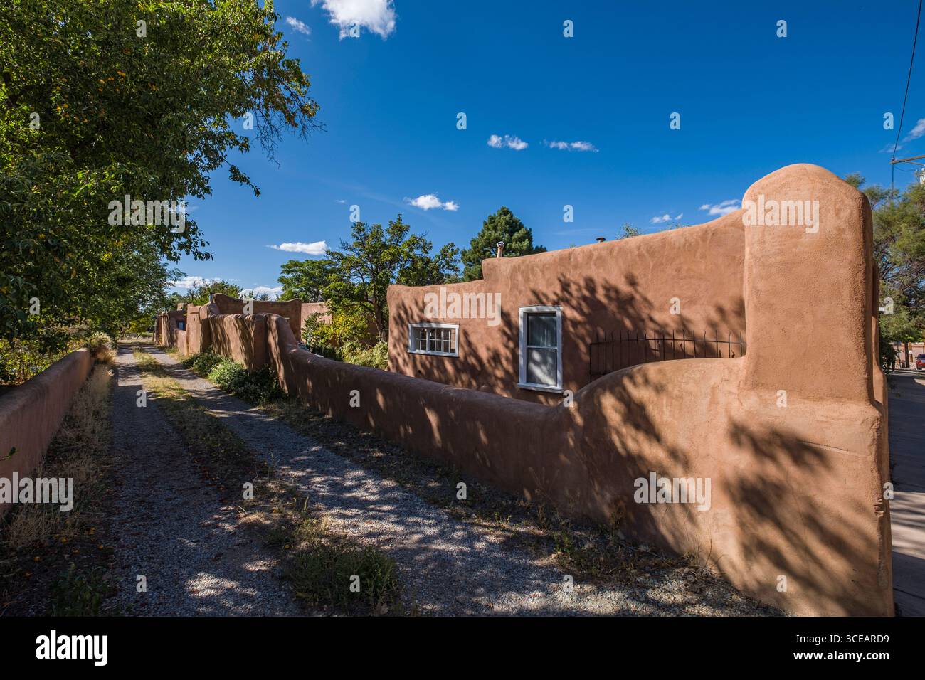 Classic Neue mexikanische Adobe Architektur in Santa Fe, Santa Fe County, New Mexico, USA Stockfoto