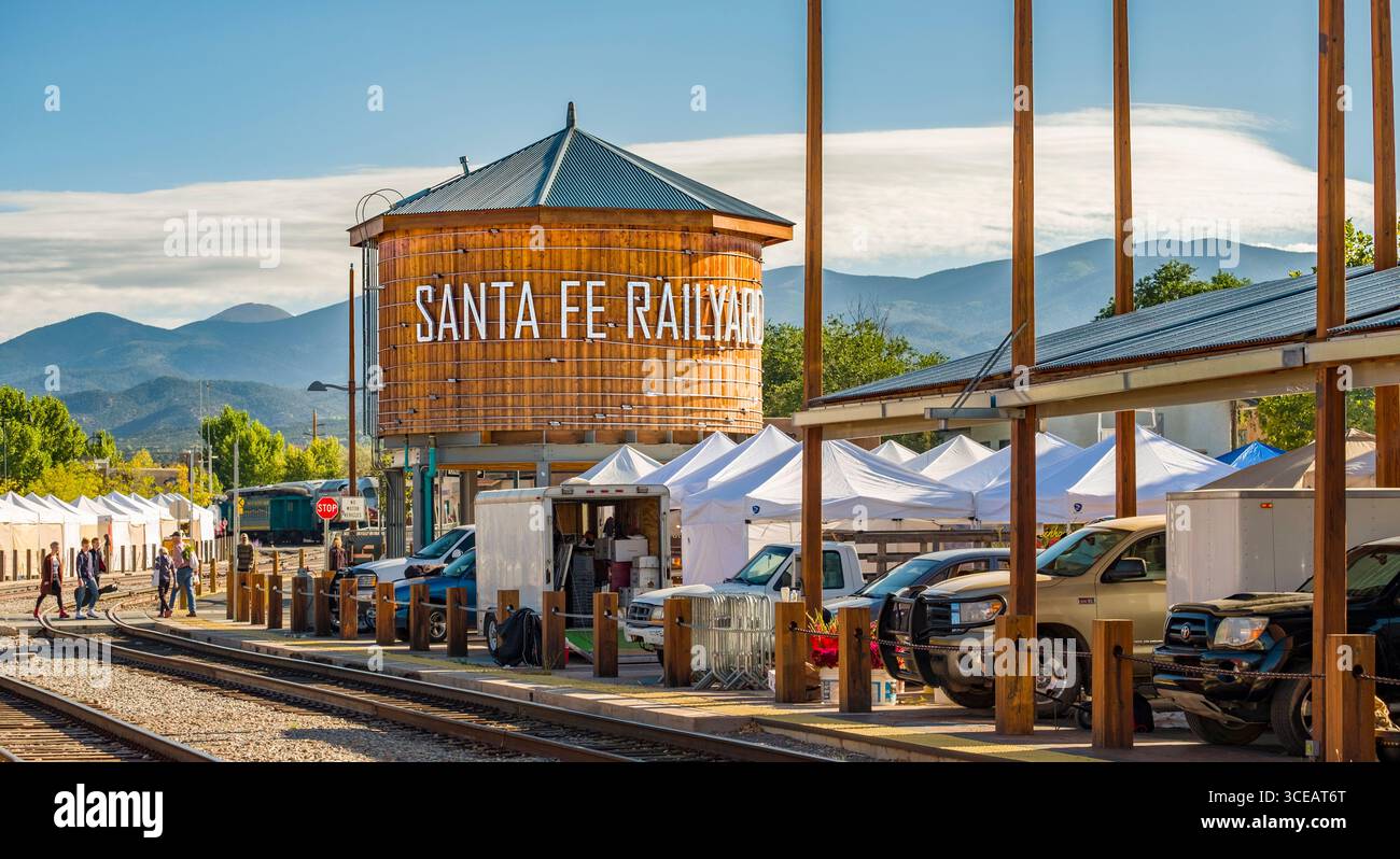 Iconic Holz- Wassertank in der Santa Fe Leipzig-engelsdorf, Santa Fe, Santa Fe County, New Mexico, USA Stockfoto