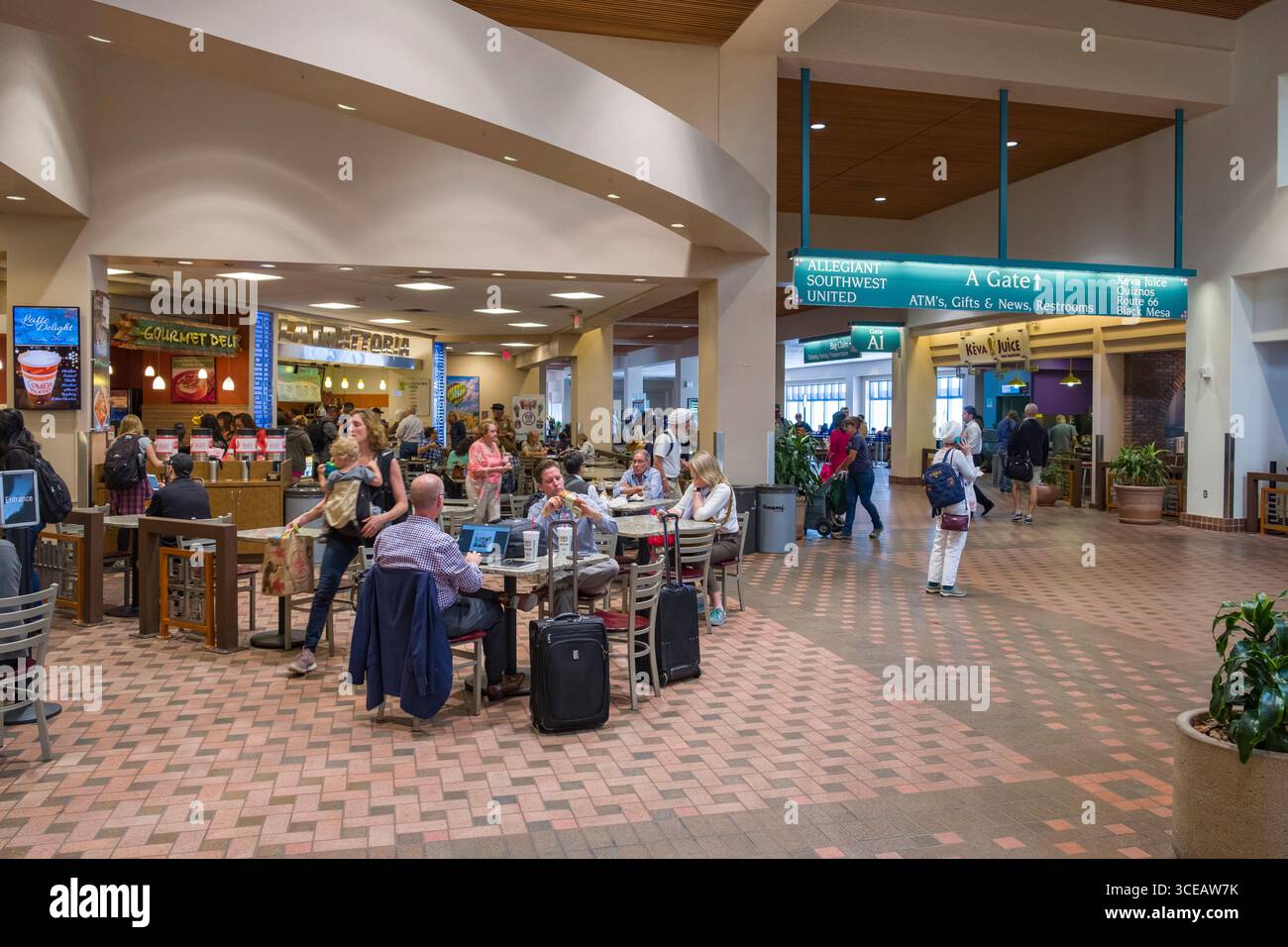Reisende, die an Tischen im Food Court sitzen auf Ebene 3 in der Albuquerque International Sunport, Albuquerque, Bernalillo County, New Mexico, USA Stockfoto