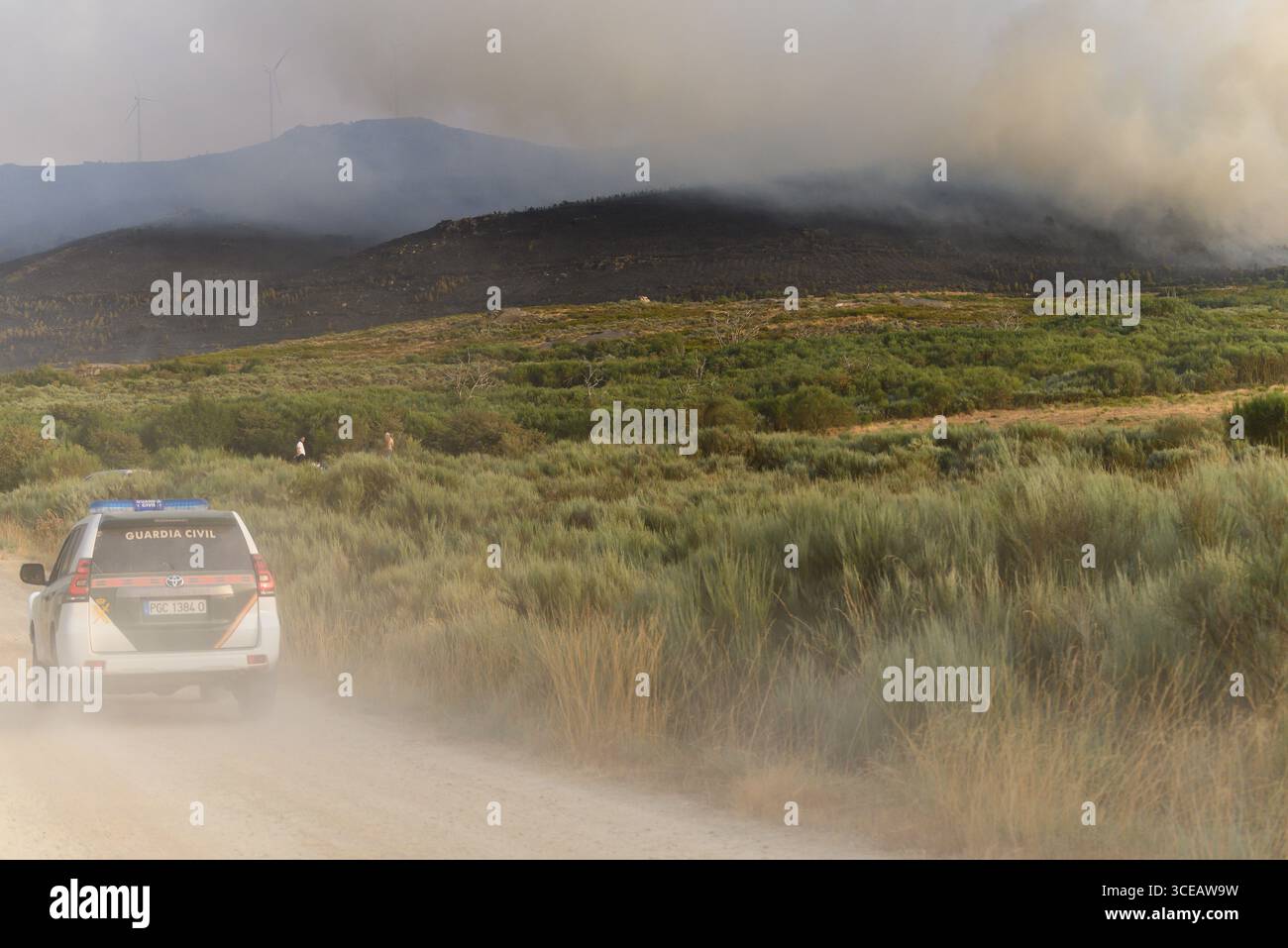 Ein Guardia Civil Car in einer Waldfeuerszene. Konzept die Notfallreaktion auf eine Katastrophe. Stockfoto
