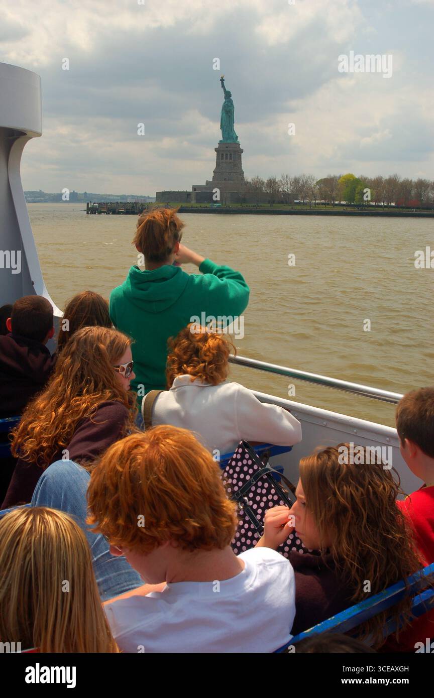 New York, NY, USA 27. April 2007 Menschen stehen auf der Fähre, um einen guten Blick auf die Freiheitsstatue in New York City zu haben Stockfoto