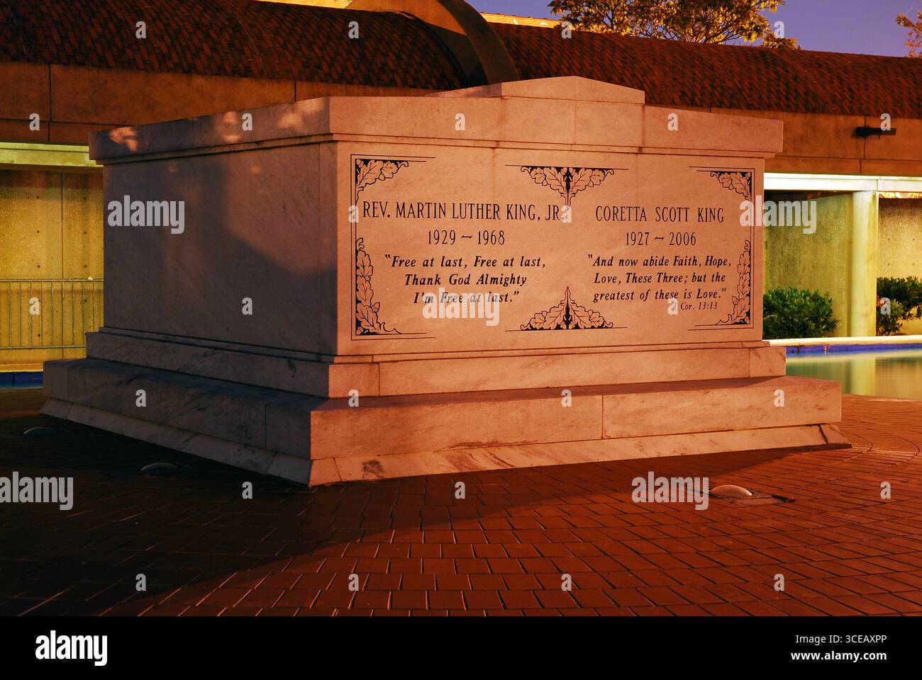Die Gräber von Martin Luther King und seiner Frau Coretta Scott King werden nachts in Atlanta beleuchtet Stockfoto