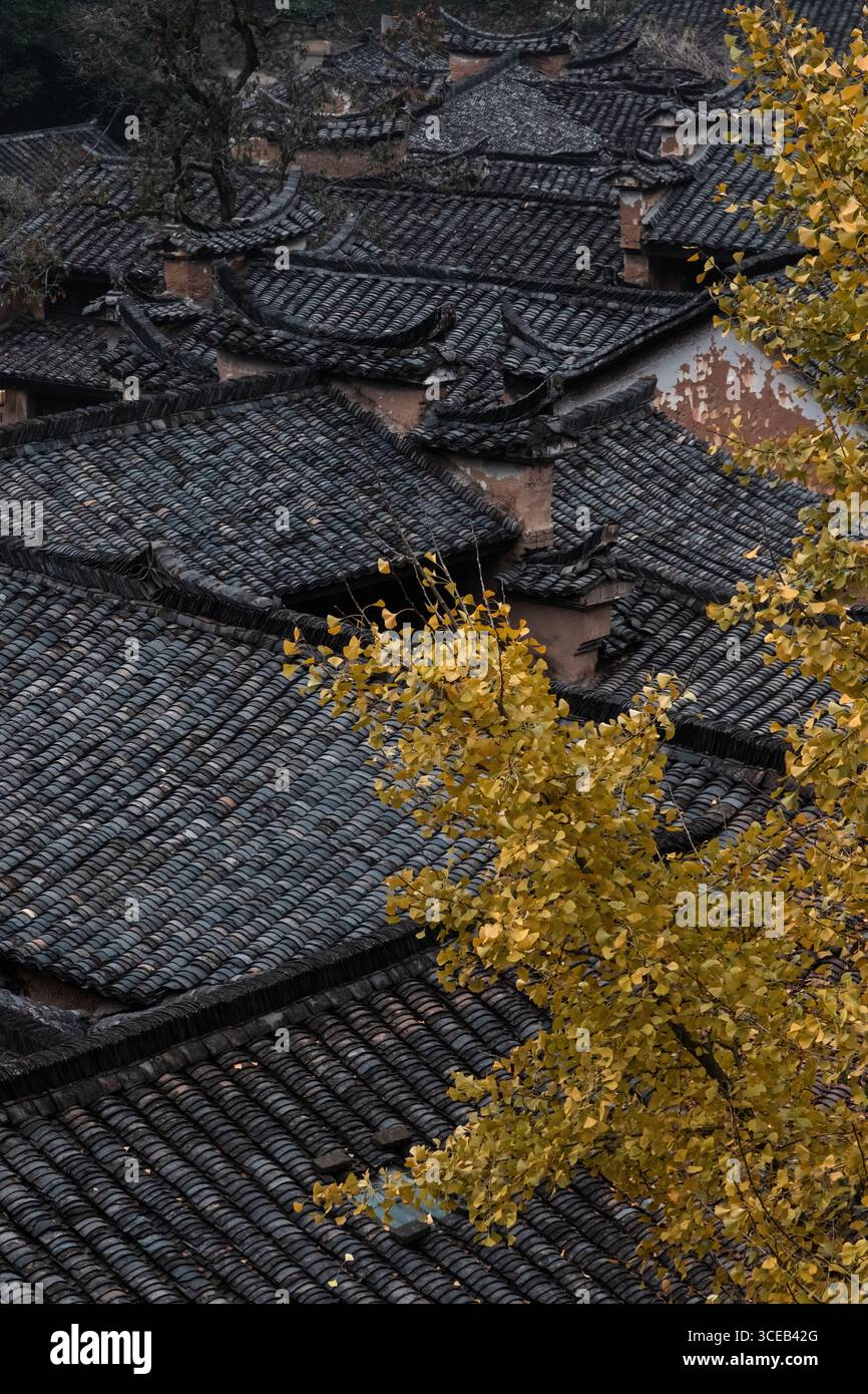 Erkunden Sie die Schönheit der traditionellen chinesischen Architektur in einem alten Dorf im Herbst Stockfoto
