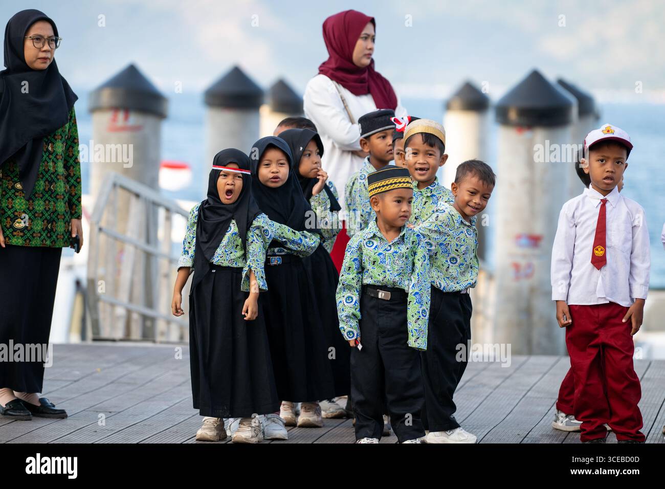 Gili Air, Indonesien, 17. August 2025. Ein Mädchen gähnt, während es in der Schlange mit anderen Kindern steht, während einer Feier zum 80. Indonesischen Unabhängigkeitstag. Der indonesische Unabhängigkeitstag ist ein Feiertag in Indonesien, der jedes Jahr am 17. August gefeiert wird und die Unabhängigkeit Indonesiens von der niederländischen Kolonialherrschaft kennzeichnet. Quelle: Scott Ramsey Photography/Alamy Live News Stockfoto