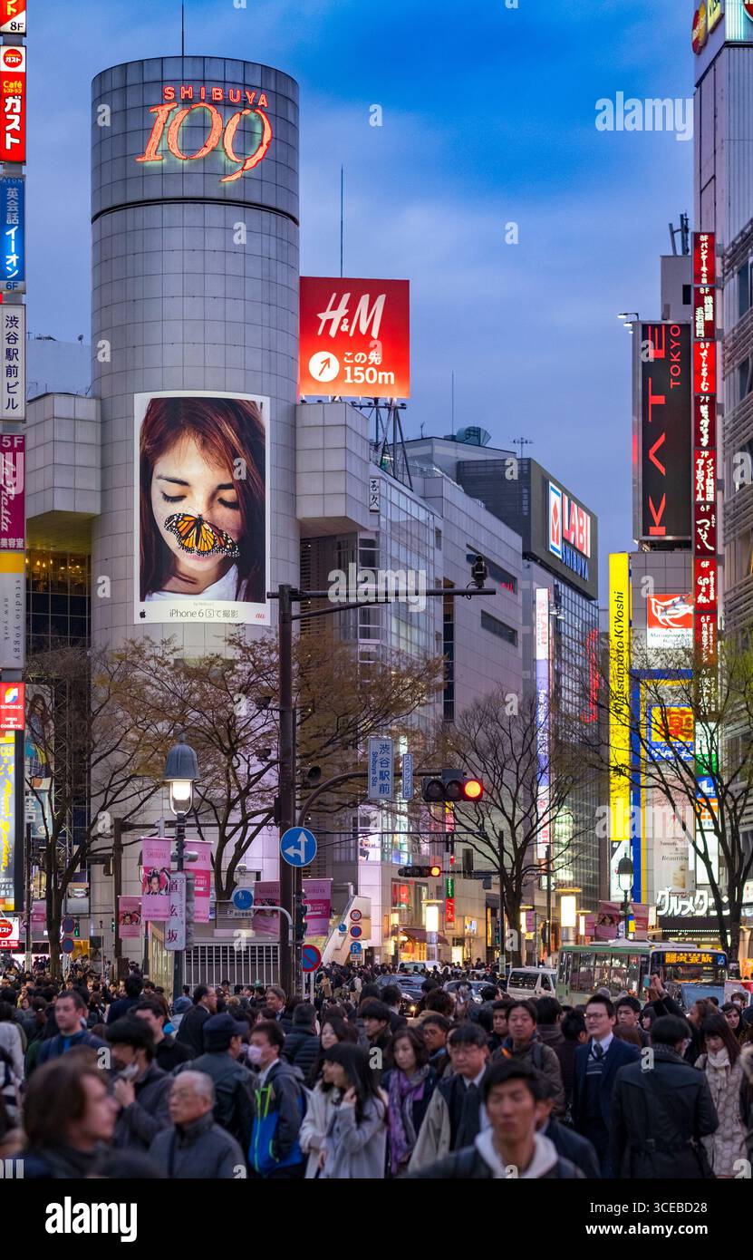 Die Welt berühmten Fußgängerzone Gerangel vor Shibuya Station bei Dämmerung, Shibuya, Tokyo, Honshu, Japan Stockfoto