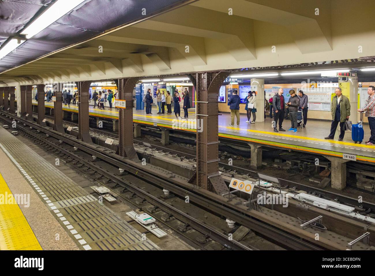Menschen Sie stehen am Bahnsteig in Asakusa Station von der Tokyo Metro Ginza-Linie, Taito, Tokyo, Honshu, Japan Stockfoto