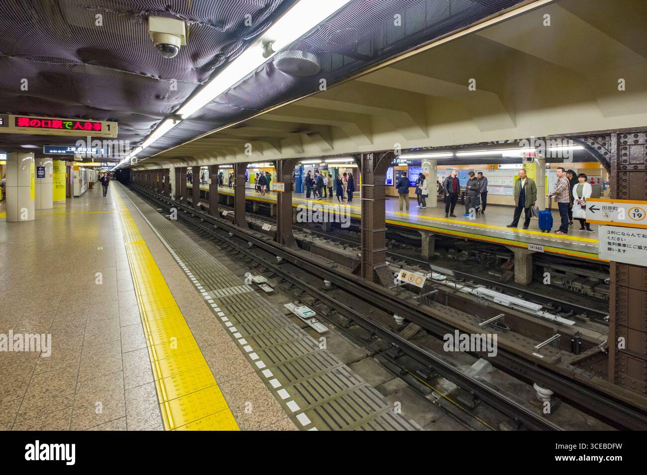 Menschen Sie stehen am Bahnsteig in Asakusa Station von der Tokyo Metro Ginza-Linie, Taito, Tokyo, Honshu, Japan Stockfoto