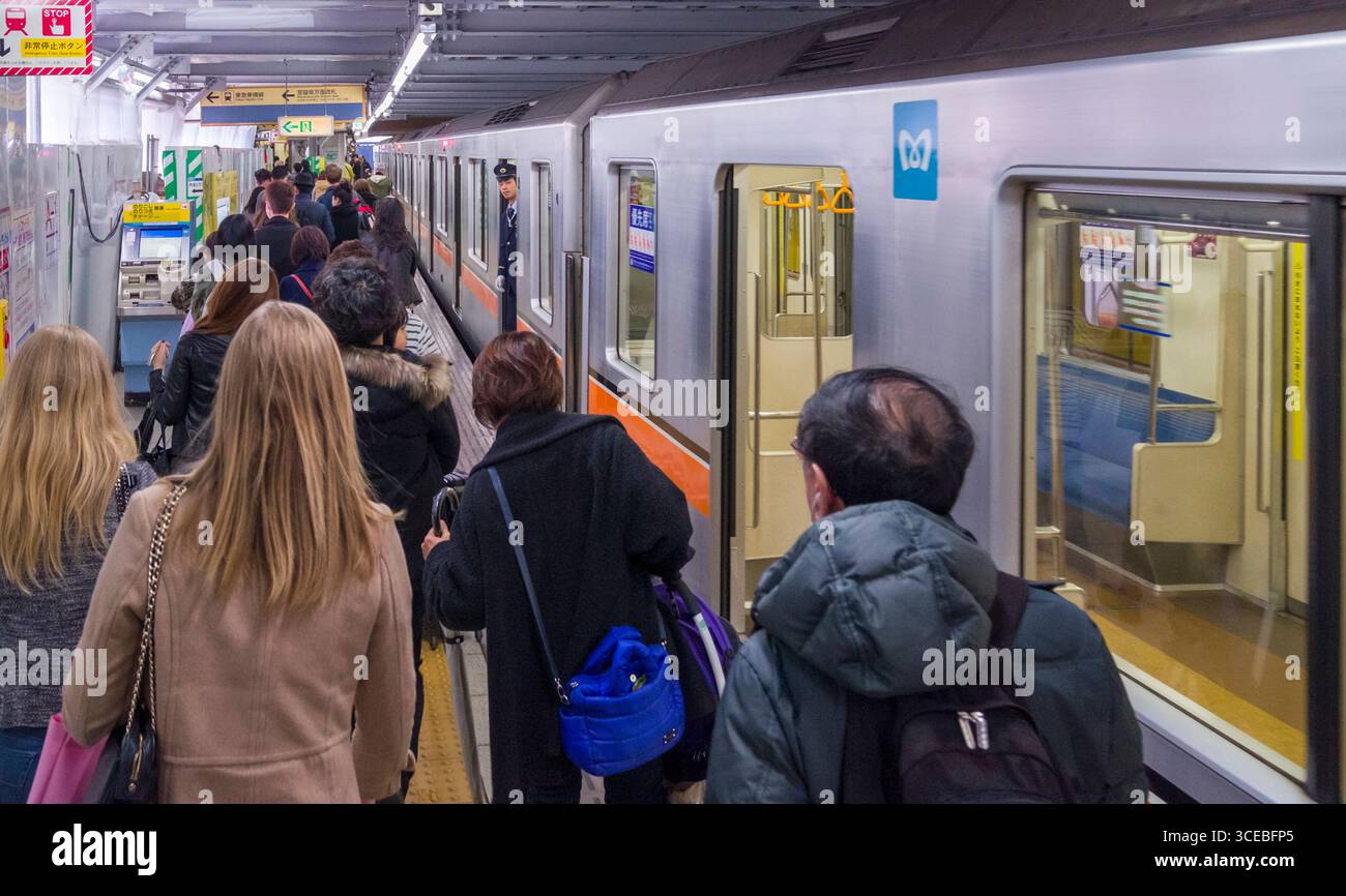 Menschen, die auf dem Bahnsteig laufen, Tokio Metro, Ginza Line, Shibuya, Tokio, Honshu, Japan Stockfoto