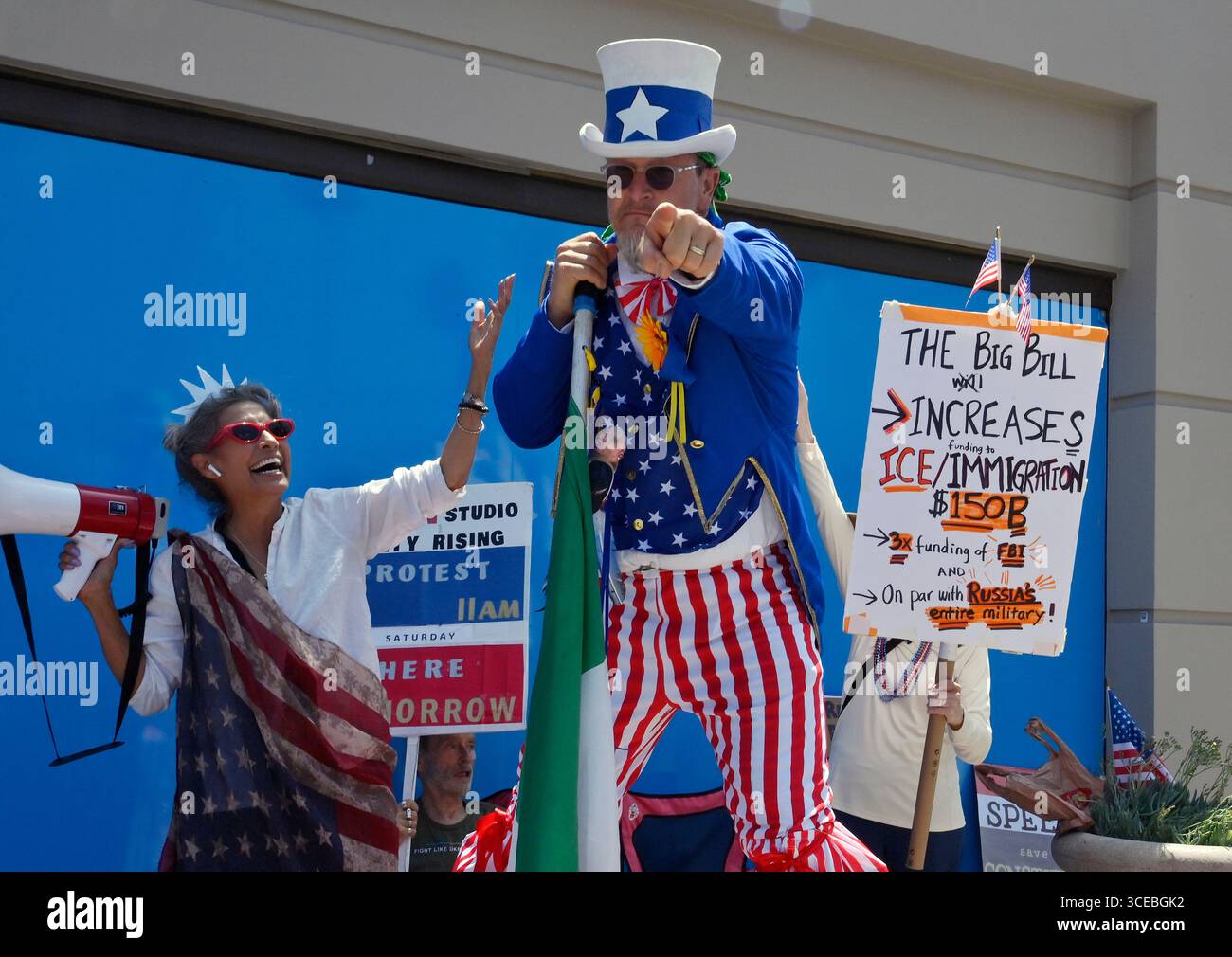 Los Angeles, Usa. August 2025. Im Encino-Viertel von Los Angeles versammeln sich Demonstranten im Rahmen der landesweiten Demonstrationen der Bewegung „Fight the Trump Takeover“ am Samstag, den 16. August 2025. Die Organisatoren sagen, Trump versucht, die Wahlen von 2026 zu stehlen, indem er das System manipuliert und die Wahlkarten in Texas und anderen bundesstaaten ändert. Foto: Jim Ruymen/UPI Credit: UPI/Alamy Live News Stockfoto