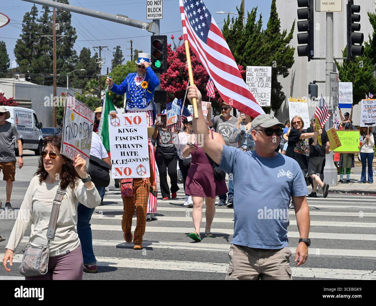 Los Angeles, Usa. August 2025. Im Encino-Viertel von Los Angeles versammeln sich Demonstranten im Rahmen der landesweiten Demonstrationen der Bewegung „Fight the Trump Takeover“ am Samstag, den 16. August 2025. Die Organisatoren sagen, Trump versucht, die Wahlen von 2026 zu stehlen, indem er das System manipuliert und die Wahlkarten in Texas und anderen bundesstaaten ändert. Foto: Jim Ruymen/UPI Credit: UPI/Alamy Live News Stockfoto