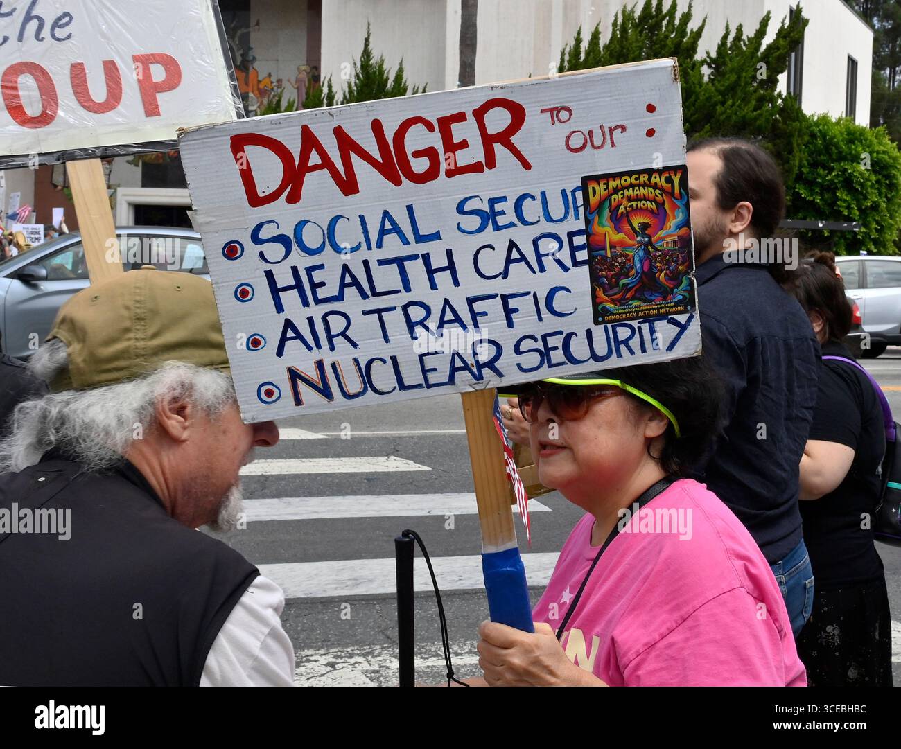 Los Angeles, Usa. August 2025. Im Encino-Viertel von Los Angeles versammeln sich Demonstranten im Rahmen der landesweiten Demonstrationen der Bewegung „Fight the Trump Takeover“ am Samstag, den 16. August 2025. Die Organisatoren sagen, Trump versucht, die Wahlen von 2026 zu stehlen, indem er das System manipuliert und die Wahlkarten in Texas und anderen bundesstaaten ändert. Foto: Jim Ruymen/UPI Credit: UPI/Alamy Live News Stockfoto