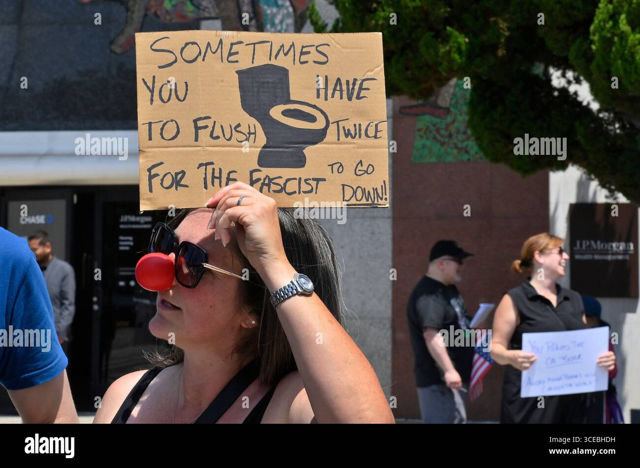Los Angeles, Usa. August 2025. Im Encino-Viertel von Los Angeles versammeln sich Demonstranten im Rahmen der landesweiten Demonstrationen der Bewegung „Fight the Trump Takeover“ am Samstag, den 16. August 2025. Die Organisatoren sagen, Trump versucht, die Wahlen von 2026 zu stehlen, indem er das System manipuliert und die Wahlkarten in Texas und anderen bundesstaaten ändert. Foto: Jim Ruymen/UPI Credit: UPI/Alamy Live News Stockfoto