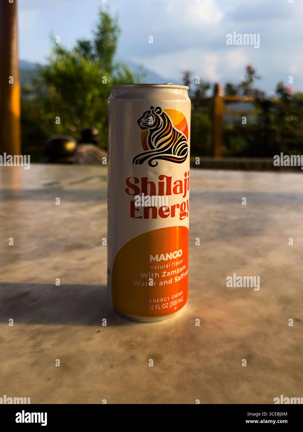 Shilajit Energy Drink Dose mit Mangogeschmack auf Tisch im Freien Stockfoto