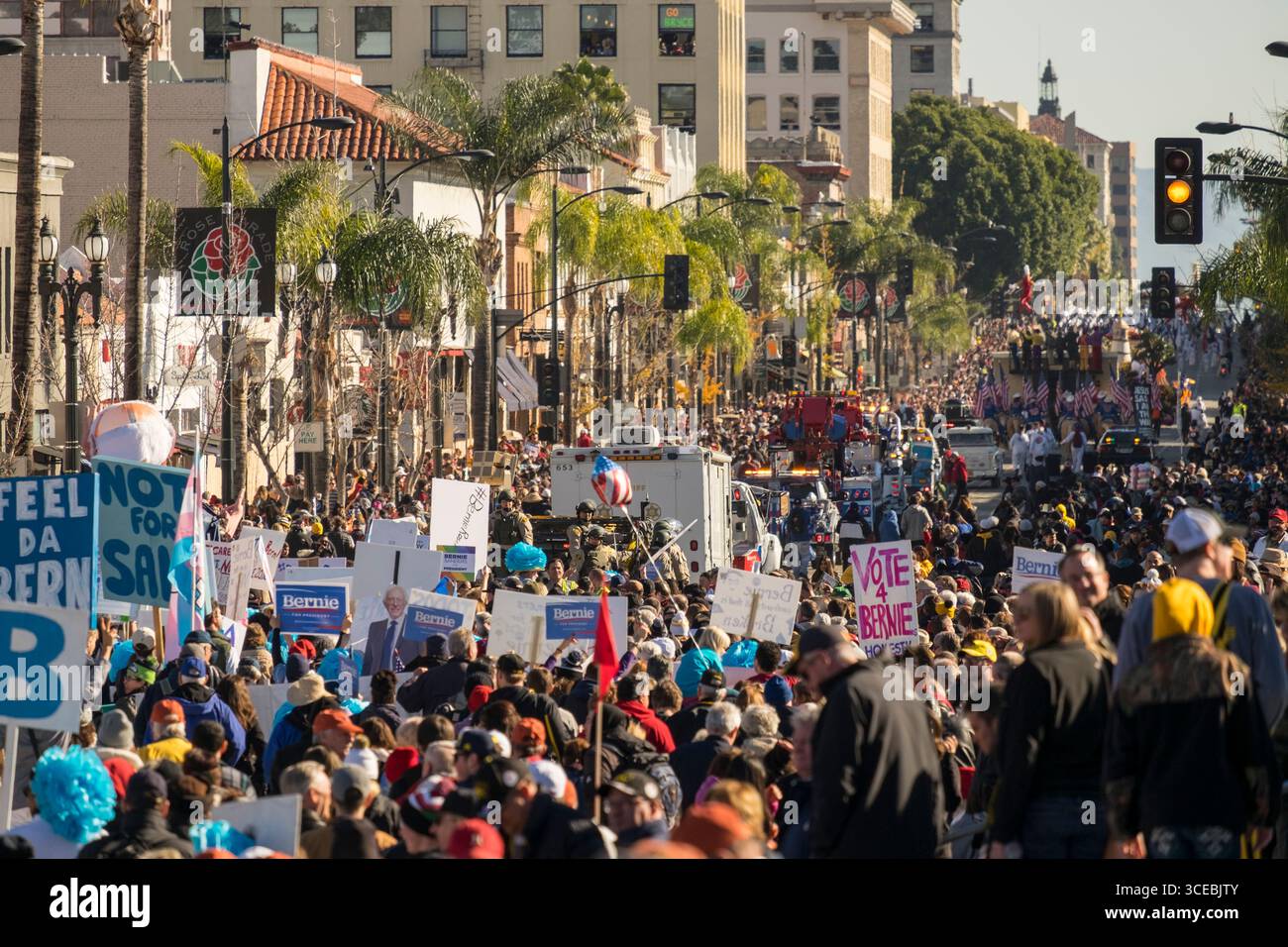 Bernie Sanders Unterstützer zu Fuß hinter das Ende des Tournament of Roses 2016 Rose Parade, Pasadena, Los Angeles, Kalifornien, USA Stockfoto