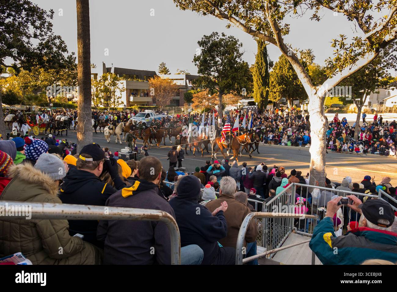 Zuschauer beobachten das Tournament of Roses 2016 Rose Parade, Pasadena, Los Angeles, Kalifornien, USA Stockfoto