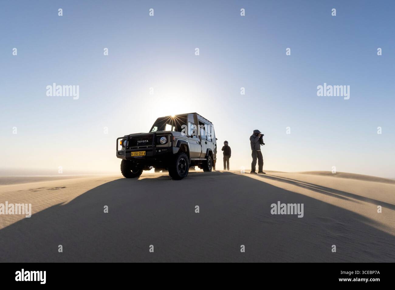 Toyota Land Cruiser 4x4 in den Dünen in der Nähe der Shipwreck Lodge - Skeleton Coast National Park, Namibia, Afrika Stockfoto