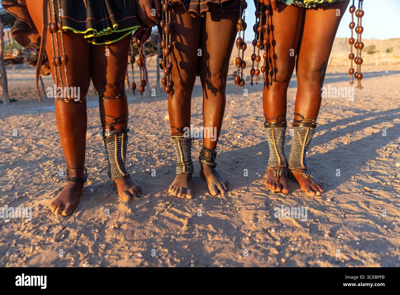 Nahaufnahme von Himba-Frauen mit Fußkettchen - Kunene Region, Namibia, Afrika Stockfoto