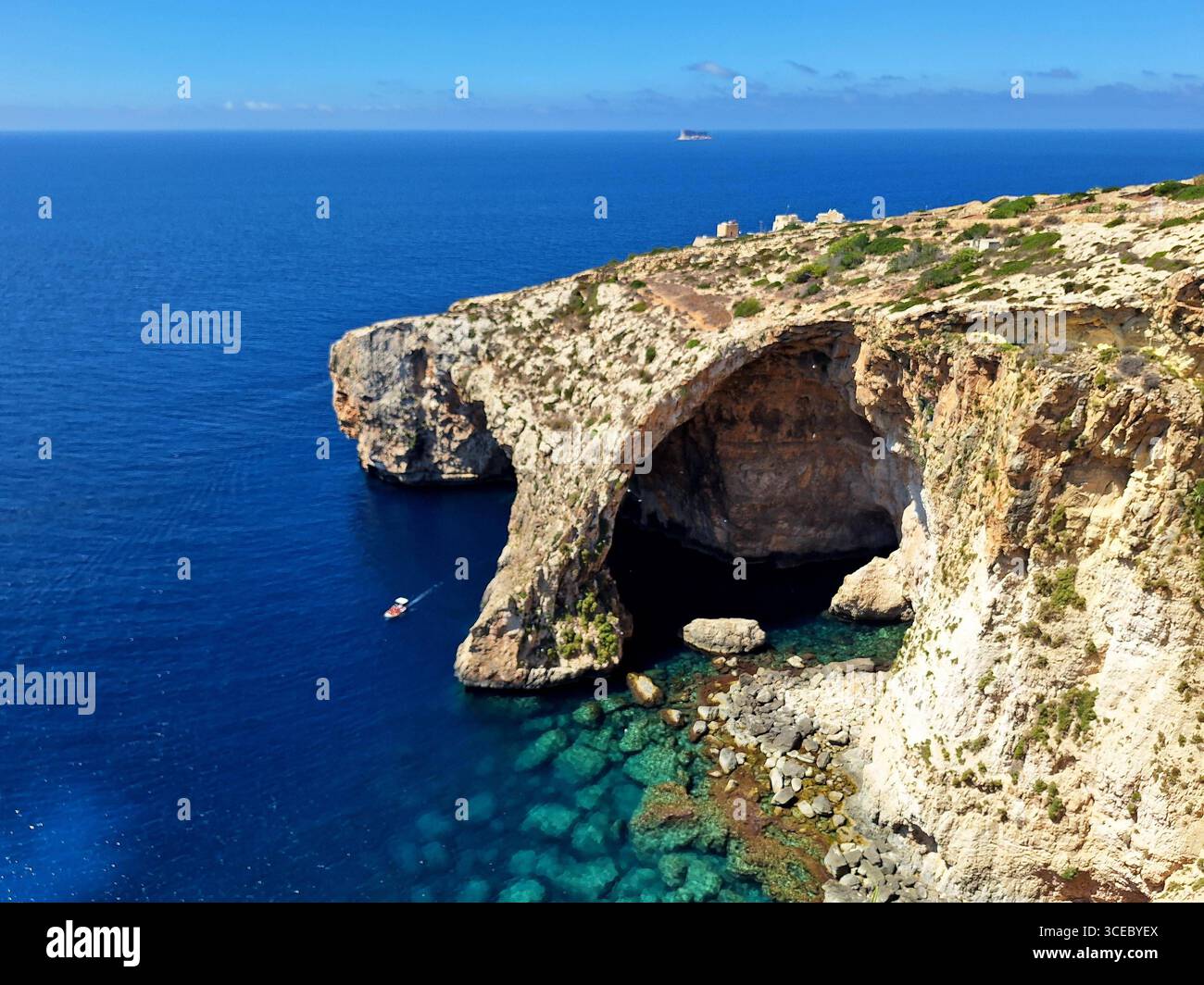 Malta Themenbild - Malta, Sonneninsel im Mittelmeer Themenbild - Malta, Sonneninsel im Mittelmeer die Blaue Grotte auf Maltesisch taht il-Hnejja genannt ist eine beeindruckende Küstenlandschaft auf Malta, bestehend aus sieben Meereshöhlen, wobei der Hauptbogen etwa 30 Meter hoch ist. Die Sonneninsel Malta ist eine Inselgruppe im Mittelmeer zwischen Sizilien und der Küste Nordafrikas mit wunderschönen Sandstränden und vielen Sehenswürdigkeiten und kristallklarem, blauem Wasser *** Malta Themenbild Malta, sonnige Insel im Mittelmeer Themenbild Malta, sonnige Insel in der Mediterra Stockfoto