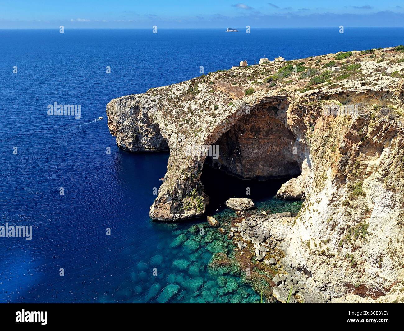 Malta Themenbild - Malta, Sonneninsel im Mittelmeer Themenbild - Malta, Sonneninsel im Mittelmeer die Blaue Grotte auf Maltesisch taht il-Hnejja genannt ist eine beeindruckende Küstenlandschaft auf Malta, bestehend aus sieben Meereshöhlen, wobei der Hauptbogen etwa 30 Meter hoch ist. Die Sonneninsel Malta ist eine Inselgruppe im Mittelmeer zwischen Sizilien und der Küste Nordafrikas mit wunderschönen Sandstränden und vielen Sehenswürdigkeiten und kristallklarem, blauem Wasser *** Malta Themenbild Malta, sonnige Insel im Mittelmeer Themenbild Malta, sonnige Insel in der Mediterra Stockfoto