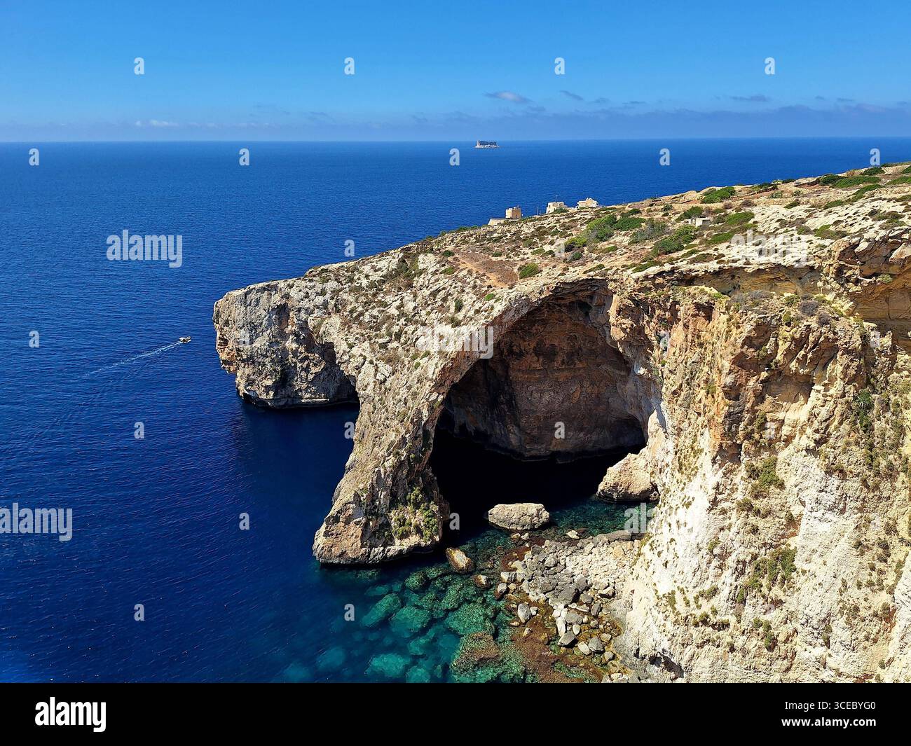 Malta Themenbild - Malta, Sonneninsel im Mittelmeer Themenbild - Malta, Sonneninsel im Mittelmeer die Blaue Grotte auf Maltesisch taht il-Hnejja genannt ist eine beeindruckende Küstenlandschaft auf Malta, bestehend aus sieben Meereshöhlen, wobei der Hauptbogen etwa 30 Meter hoch ist. Die Sonneninsel Malta ist eine Inselgruppe im Mittelmeer zwischen Sizilien und der Küste Nordafrikas mit wunderschönen Sandstränden und vielen Sehenswürdigkeiten und kristallklarem, blauem Wasser *** Malta Themenbild Malta, sonnige Insel im Mittelmeer Themenbild Malta, sonnige Insel in der Mediterra Stockfoto