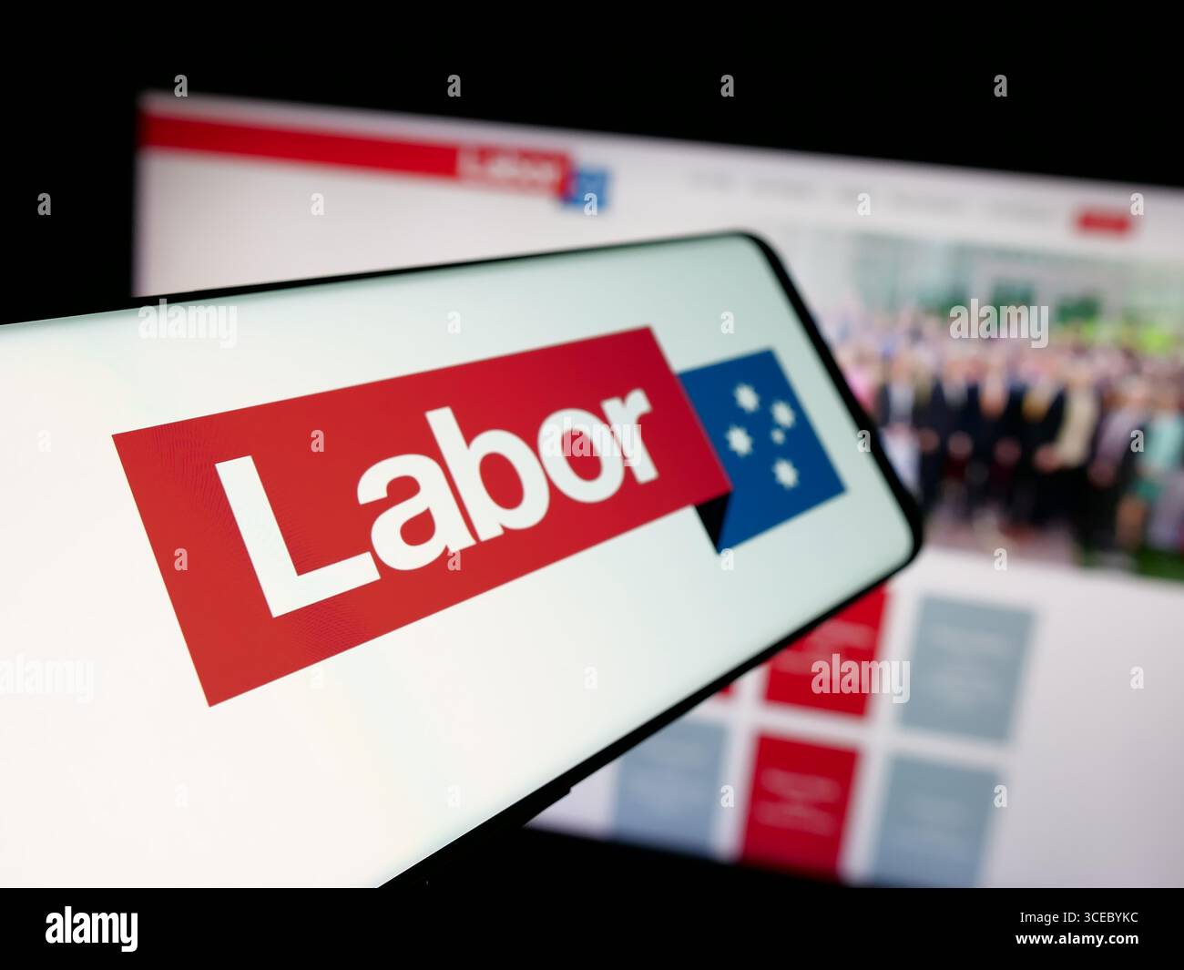 Deutschland. August 2025. In dieser Abbildung ist ein Smartphone mit dem Logo der Australian Labor Party (ALP) auf dem Bildschirm vor der Website zu sehen. Quelle: SOPA Images Limited/Alamy Live News Stockfoto