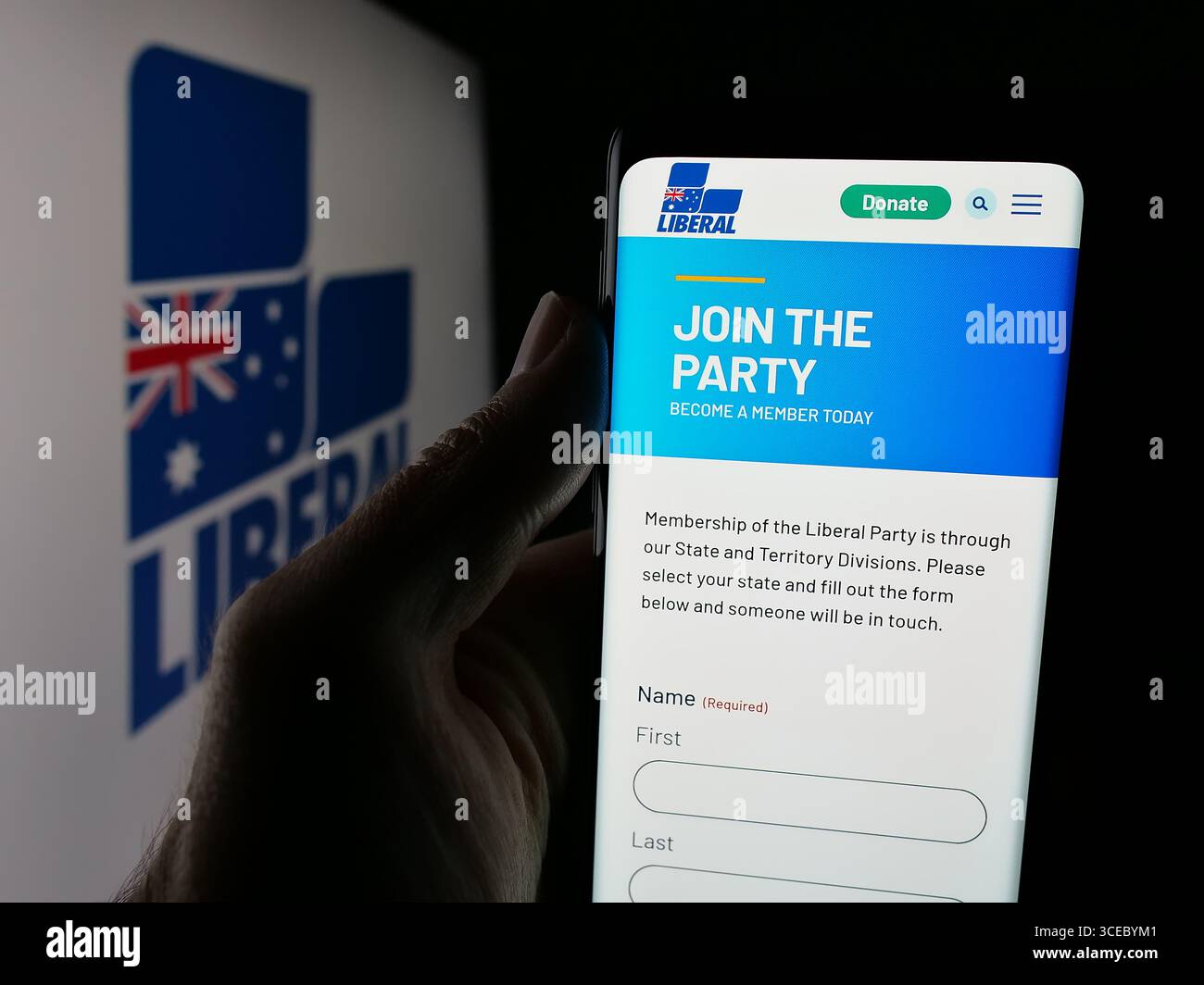 Deutschland. August 2025. In dieser Fotoabbildung hält eine Person ein Smartphone mit der Webseite der Australian Liberal Party of Australia vor dem Logo. Quelle: SOPA Images Limited/Alamy Live News Stockfoto