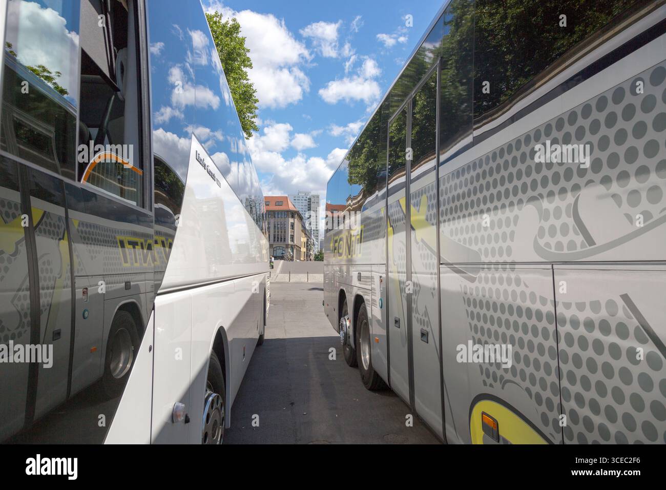 Berlin, Deutschland - 01. Juli 2018: Sightseeing-Busse auf den Straßen Berlins. Stockfoto
