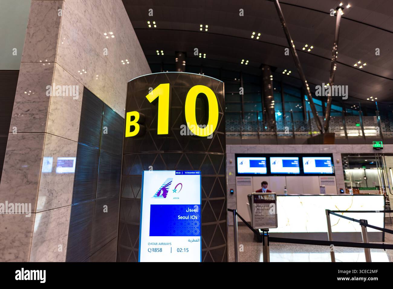 Flugsteig B10 mit digitalem Display, das Flugdetails für Qatar Airways-Flüge zum Flughafen Seoul Incheon am Hamad International Airpor anzeigt Stockfoto