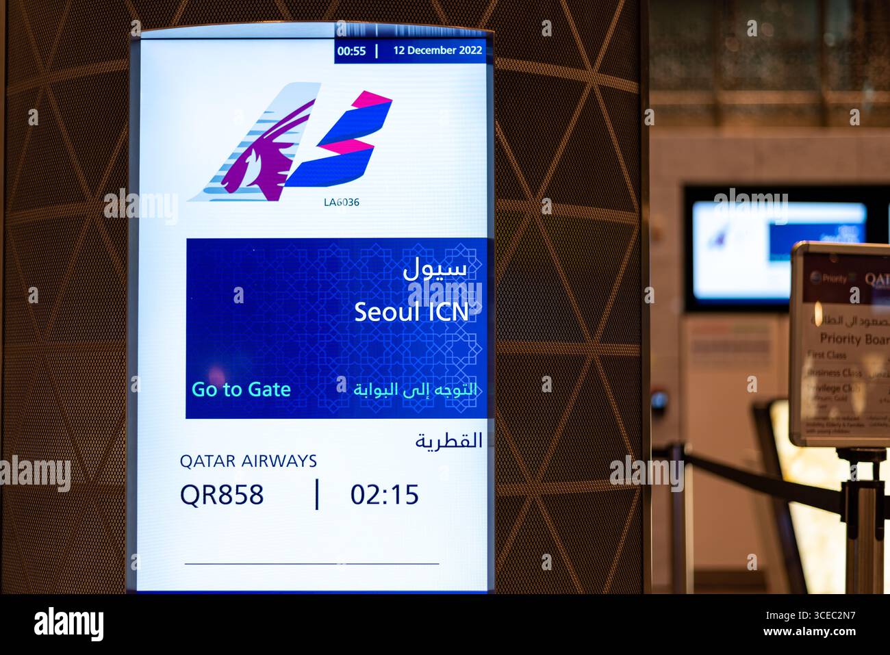 Digitale Fluginformationsanzeige mit Details für einen Flug von Qatar Airways zum Flughafen Seoul Incheon am Hamad International Airport in Doha, Katar Stockfoto