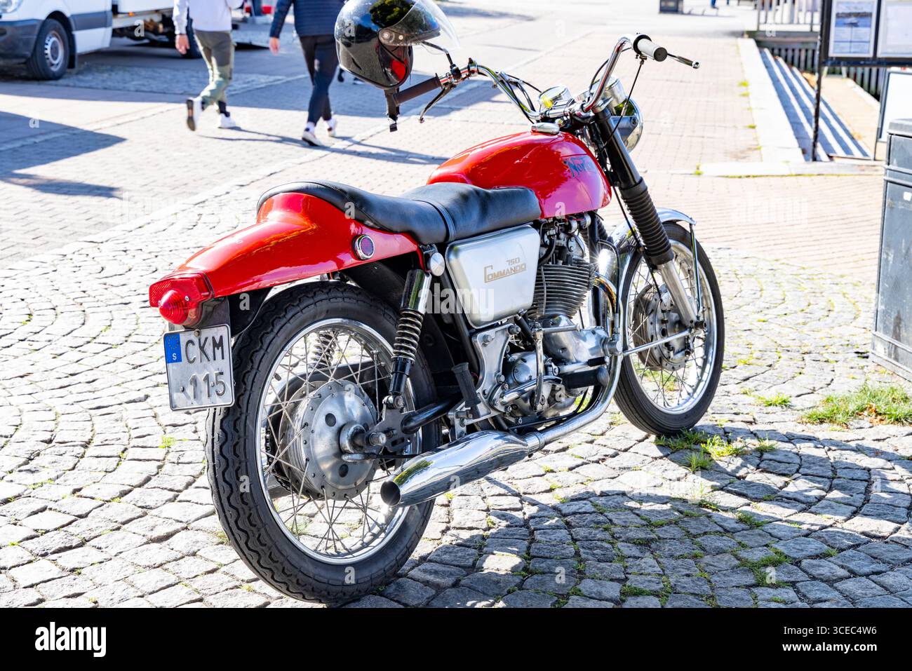 Das in England hergestellte Norton Commando 750-Motorrad mit schwedischem Nummernschild parkt in Stromstad an der Westküste Schwedens Stockfoto