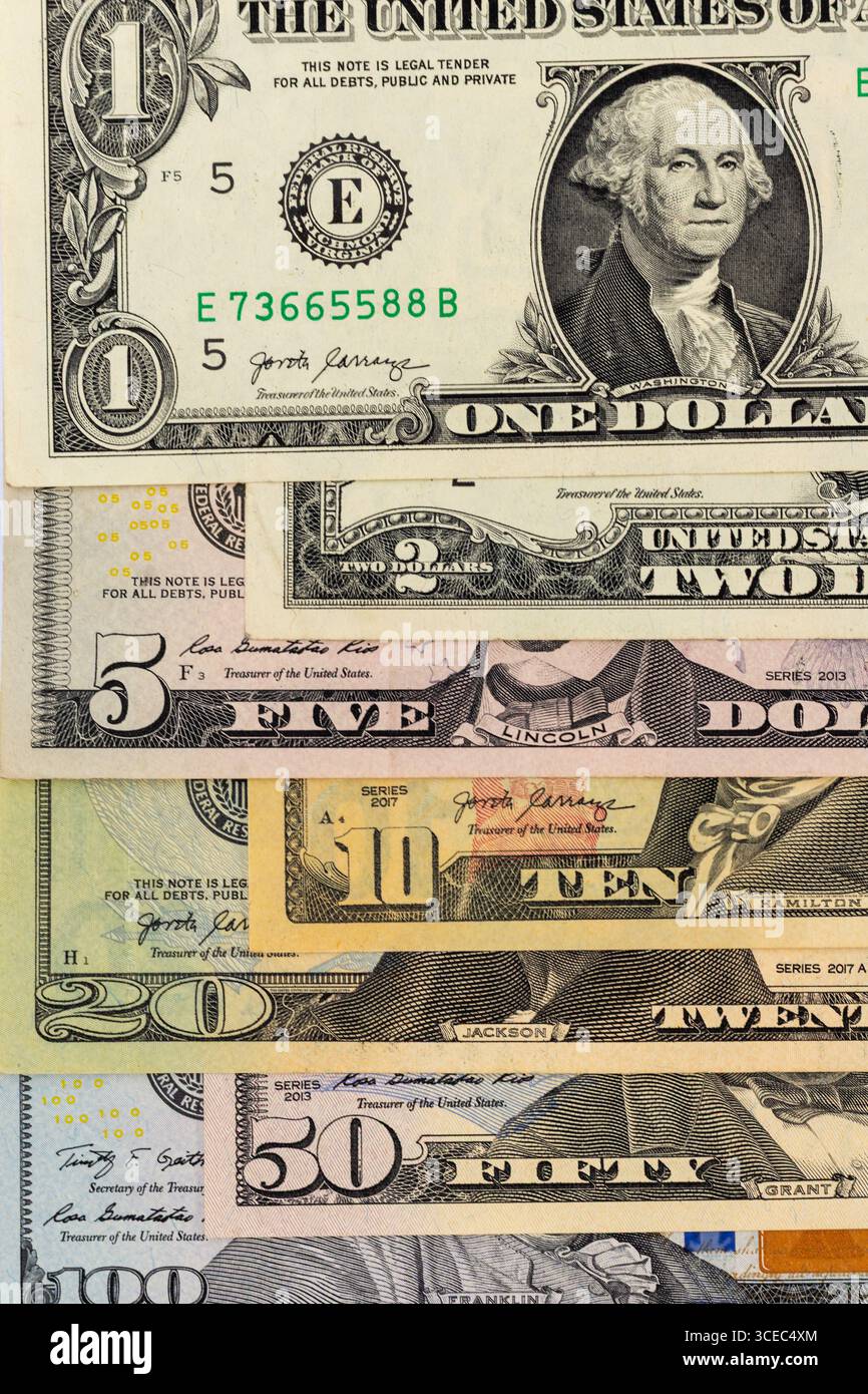 Sortierte US-Dollar-Banknoten von 1 bis 100 in vertikaler Anordnung Stockfoto