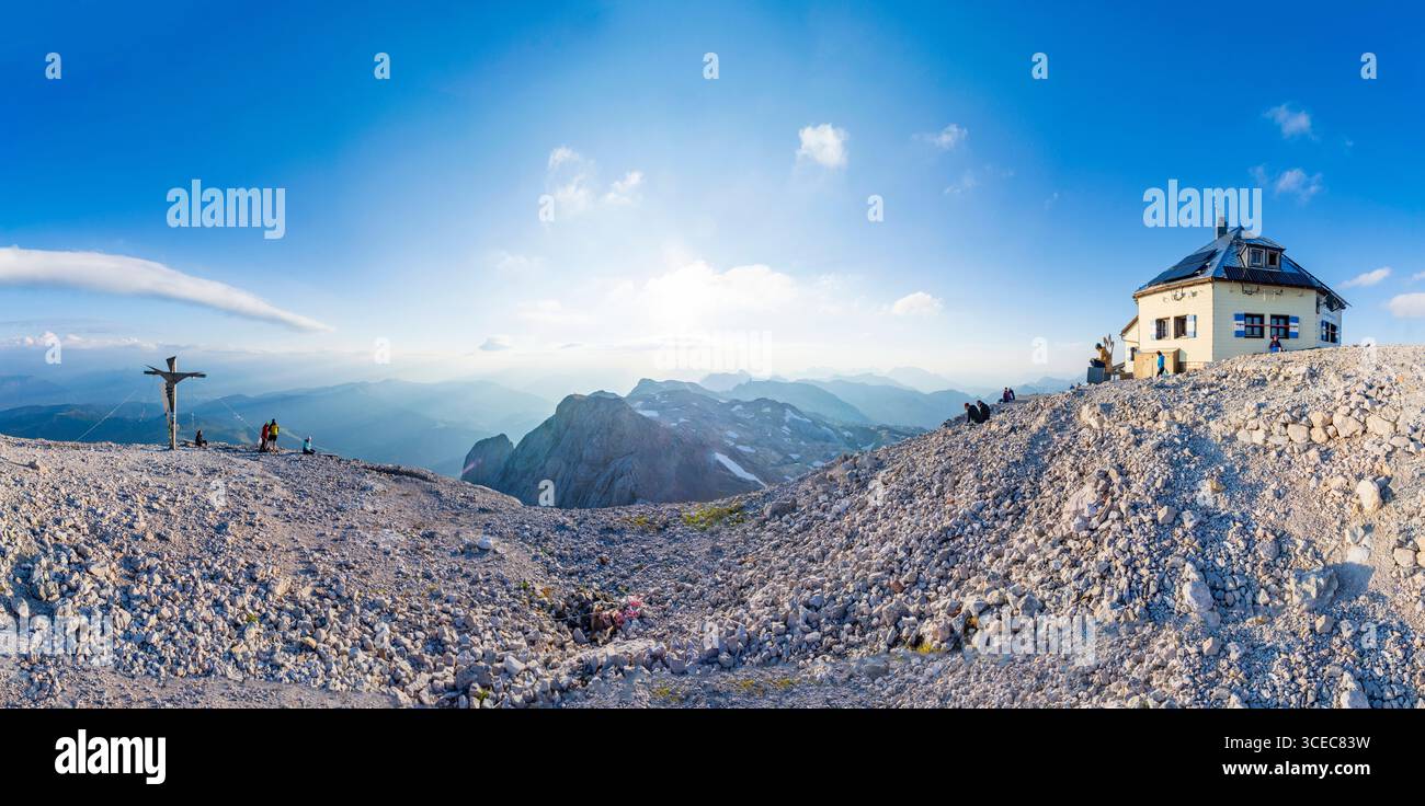 Bergkette und Gipfel Hochkönig, Berghütte Franz-Eduard-Matras-Haus Matrashaus, Gipfelkreuz, Wanderer Hochkönig Berge Pongau Salzburg Österreich Stockfoto