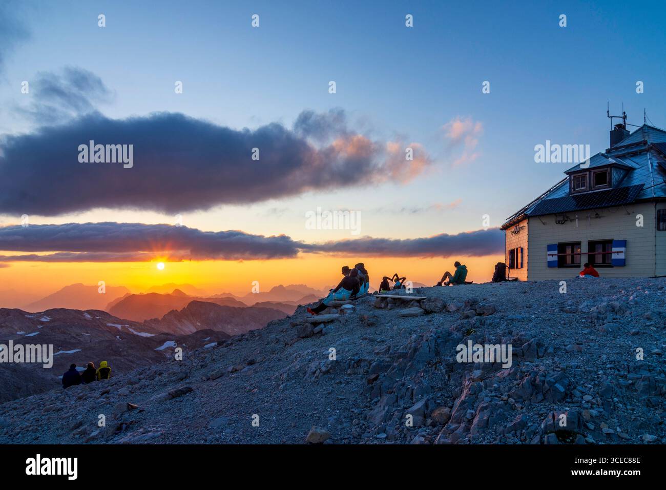 Bergkette und Gipfel Hochkönig, Berghütte Franz-Eduard-Matras-Haus Matrashaus, Wanderer, Sonnenuntergang Hochkönig Berge Pongau Salzburg Österreich Stockfoto